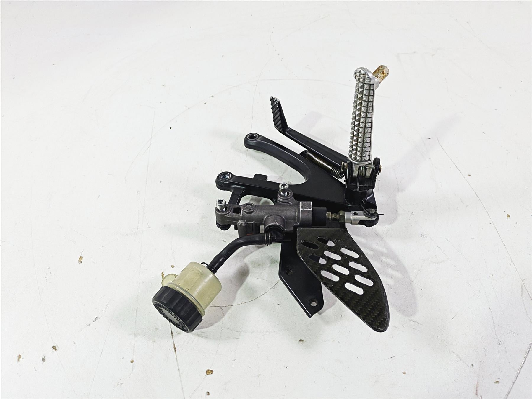 2005 Yamaha YZFR1 YZF R1 Right Footpeg & Master Cylinder Set 5VY-27443-01 {{ shop.shopifyCountryName }} - Mototech271