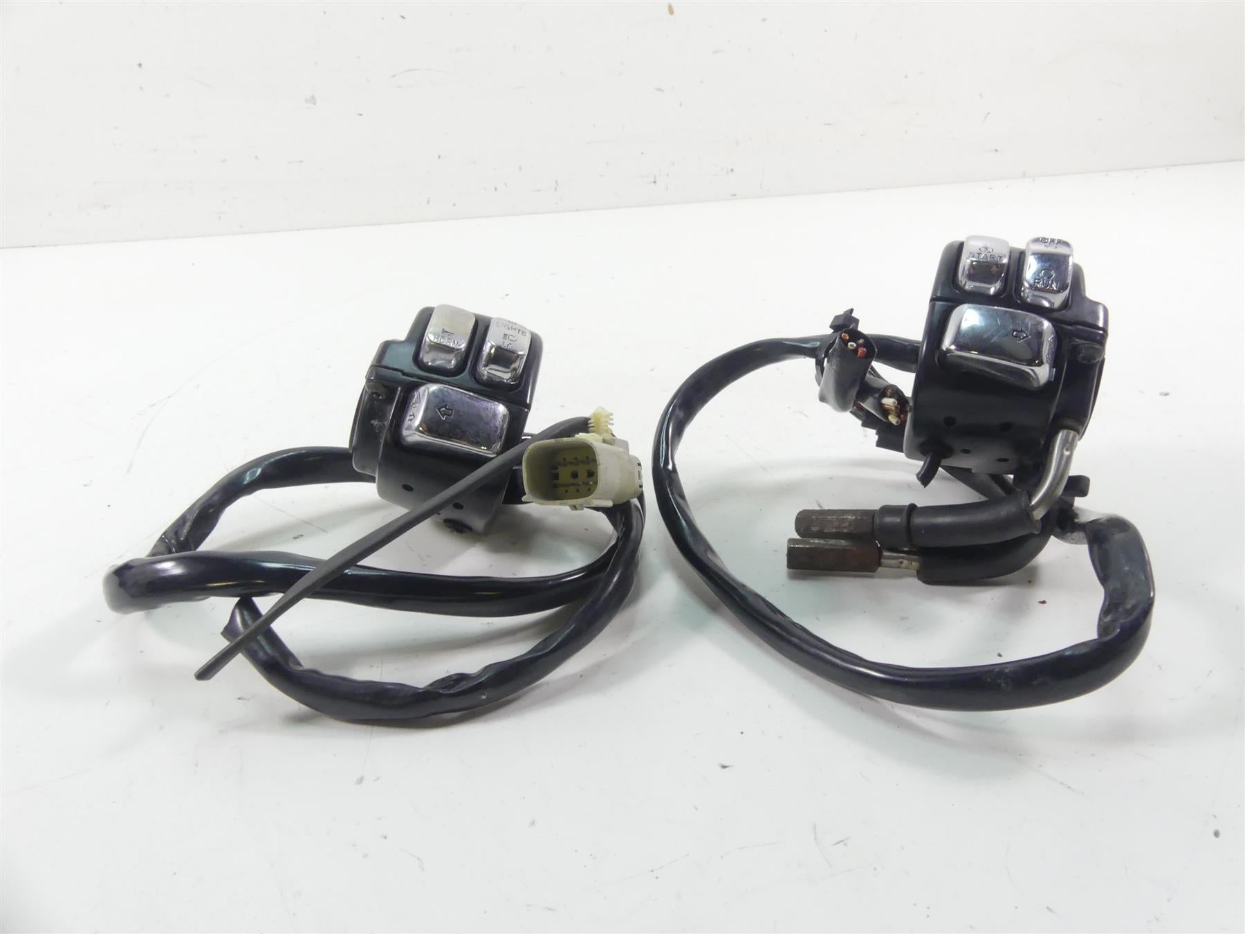 2008 Harley FXCWC Softail Rocker C Left Right Hand Control Switch Set 71682-06A {{ shop.shopifyCountryName }} - Mototech271