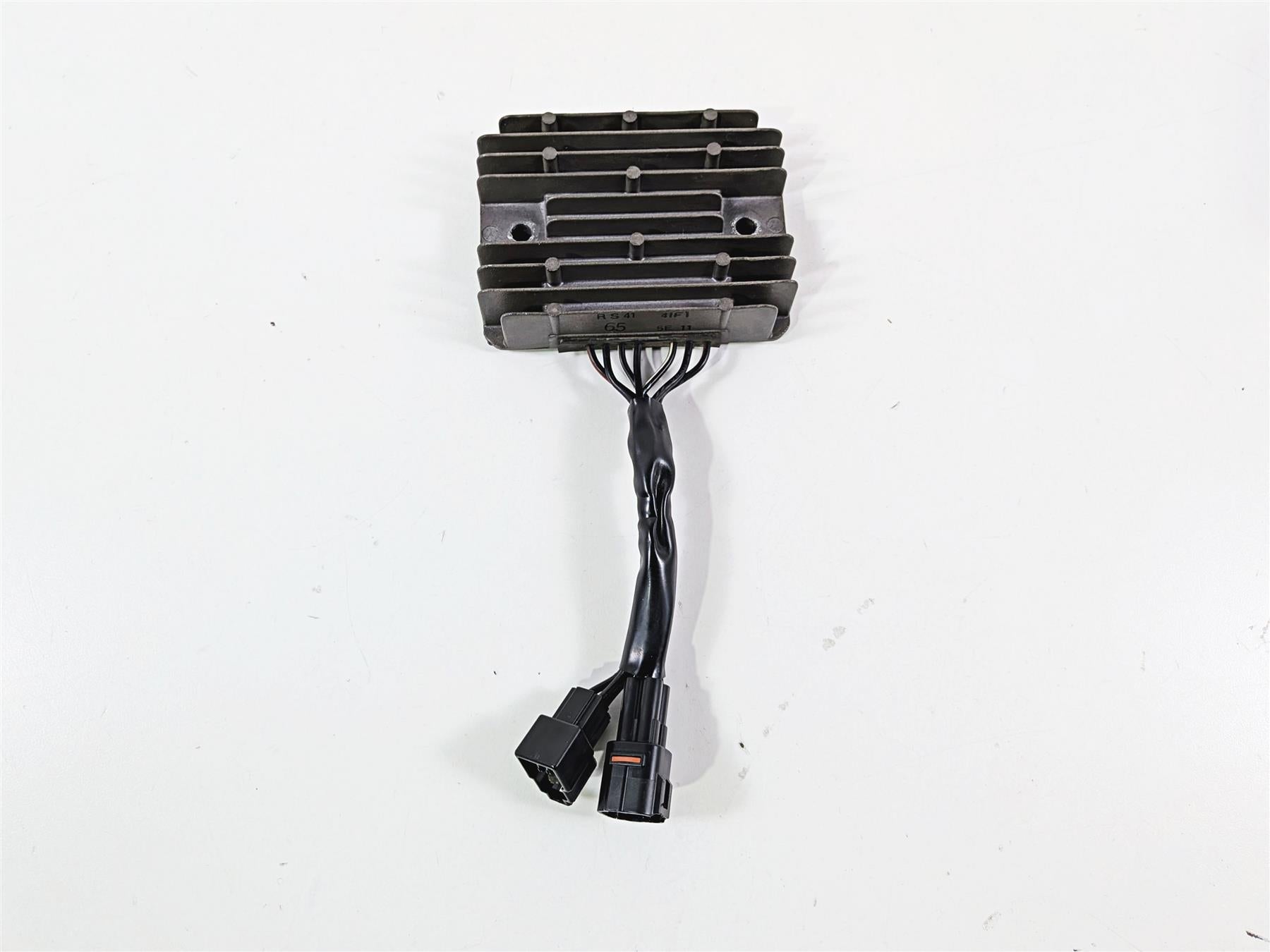 2005 Suzuki VZ800 M50 Boulevard Rectifier Voltage Regulator 32800-47H00 {{ shop.shopifyCountryName }} - Mototech271