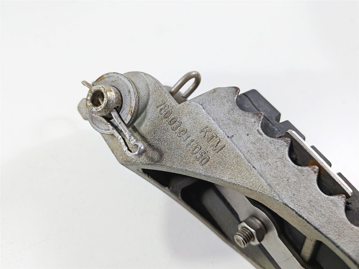 2016 KTM 1290 Super Adventure Right Front Foot Peg & Brake Pedal 6031305004433S {{ shop.shopifyCountryName }} - Mototech271