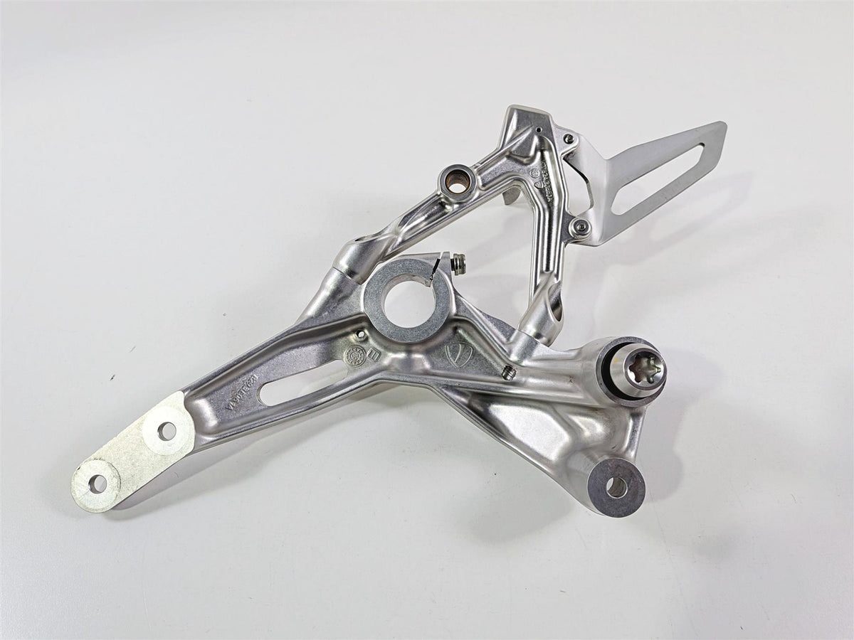 2019 Ducati 959 Panigale Left Frame Mount & Footpeg Set 8291E061AA 82424631AA {{ shop.shopifyCountryName }} - Mototech271