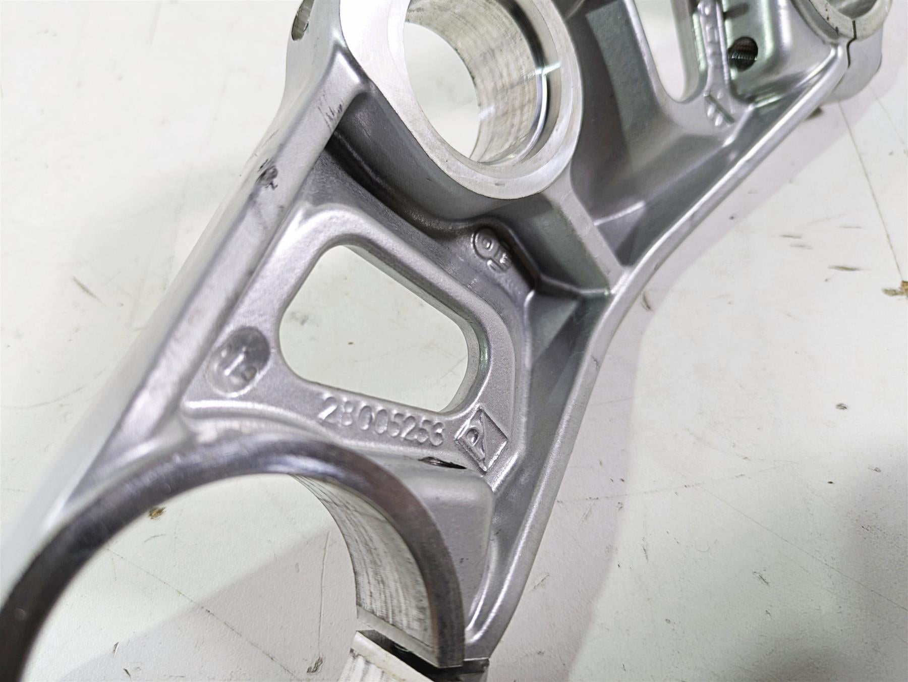 2021 Aprilia RS660 Upper Triple Tree Steering Clamp 2B005253 {{ shop.shopifyCountryName }} - Mototech271