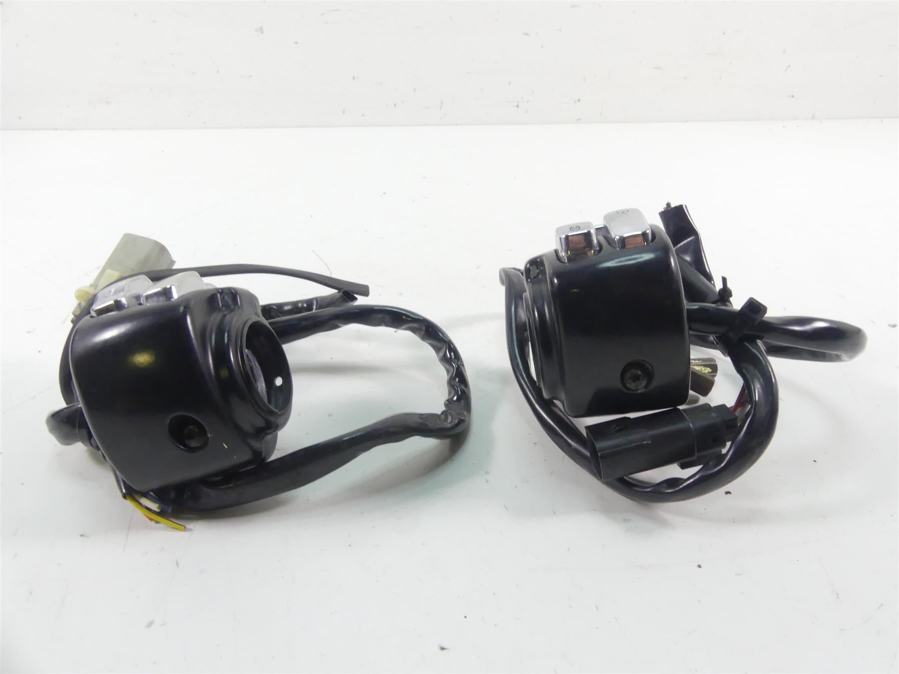 2008 Harley FXCWC Softail Rocker C Left Right Hand Control Switch Set 71682-06A {{ shop.shopifyCountryName }} - Mototech271