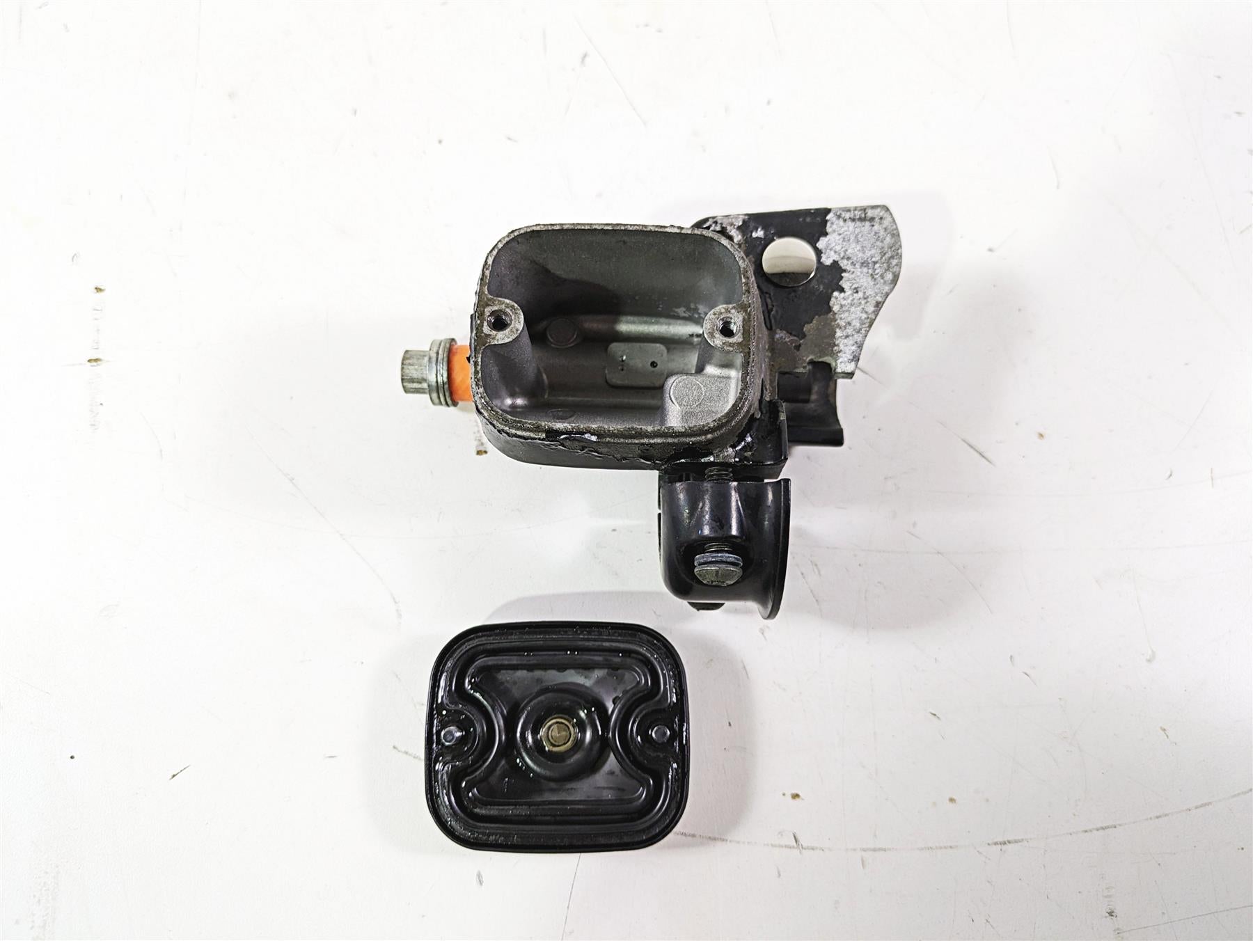 2012 Harley FLD Dyna Switchback Front Brake Master Cylinder 9/16" 45029-11C {{ shop.shopifyCountryName }} - Mototech271