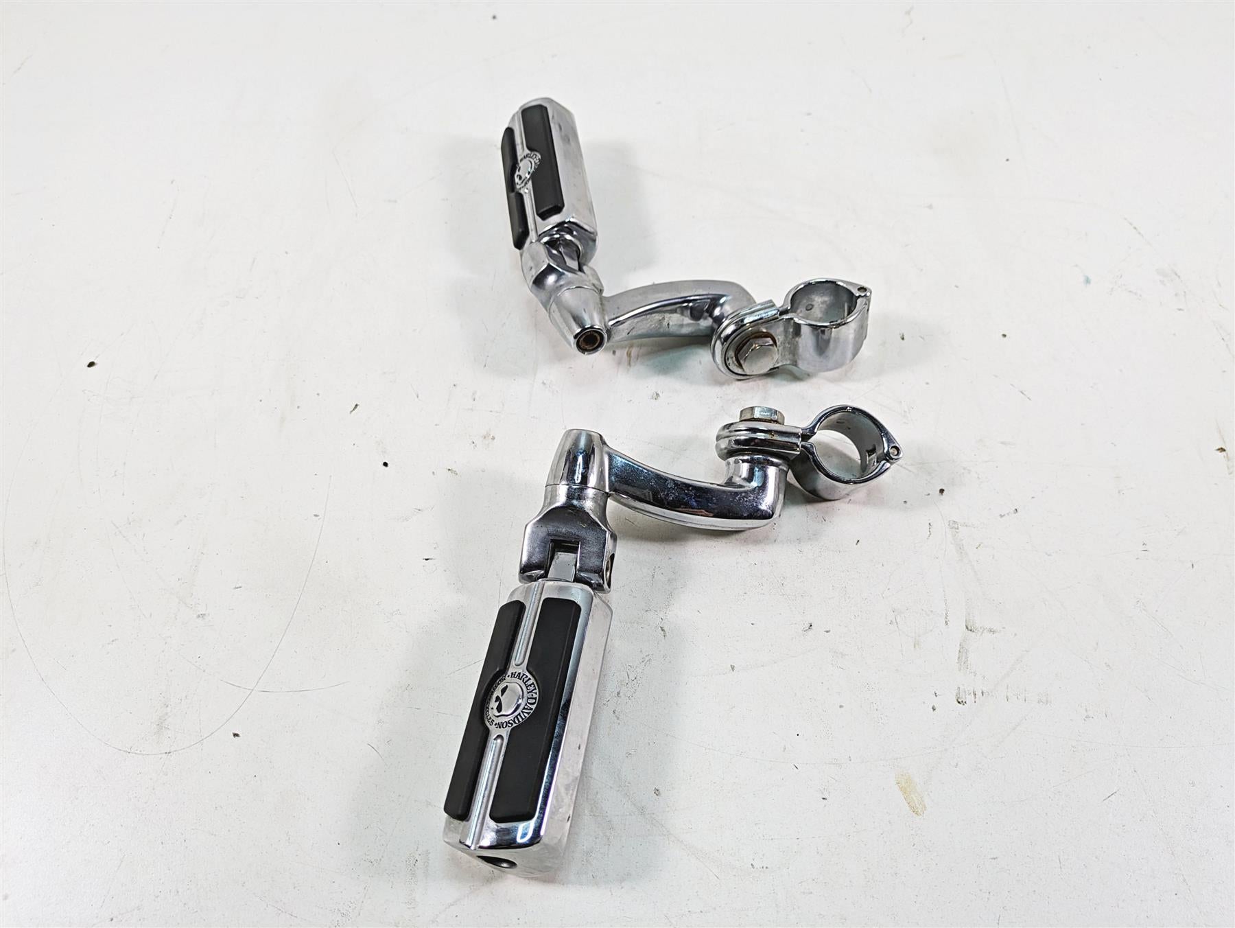2006 Harley Touring FLHTCUI Electra Glide Highway Footpeg Willi G Skull 50370-04 {{ shop.shopifyCountryName }} - Mototech271