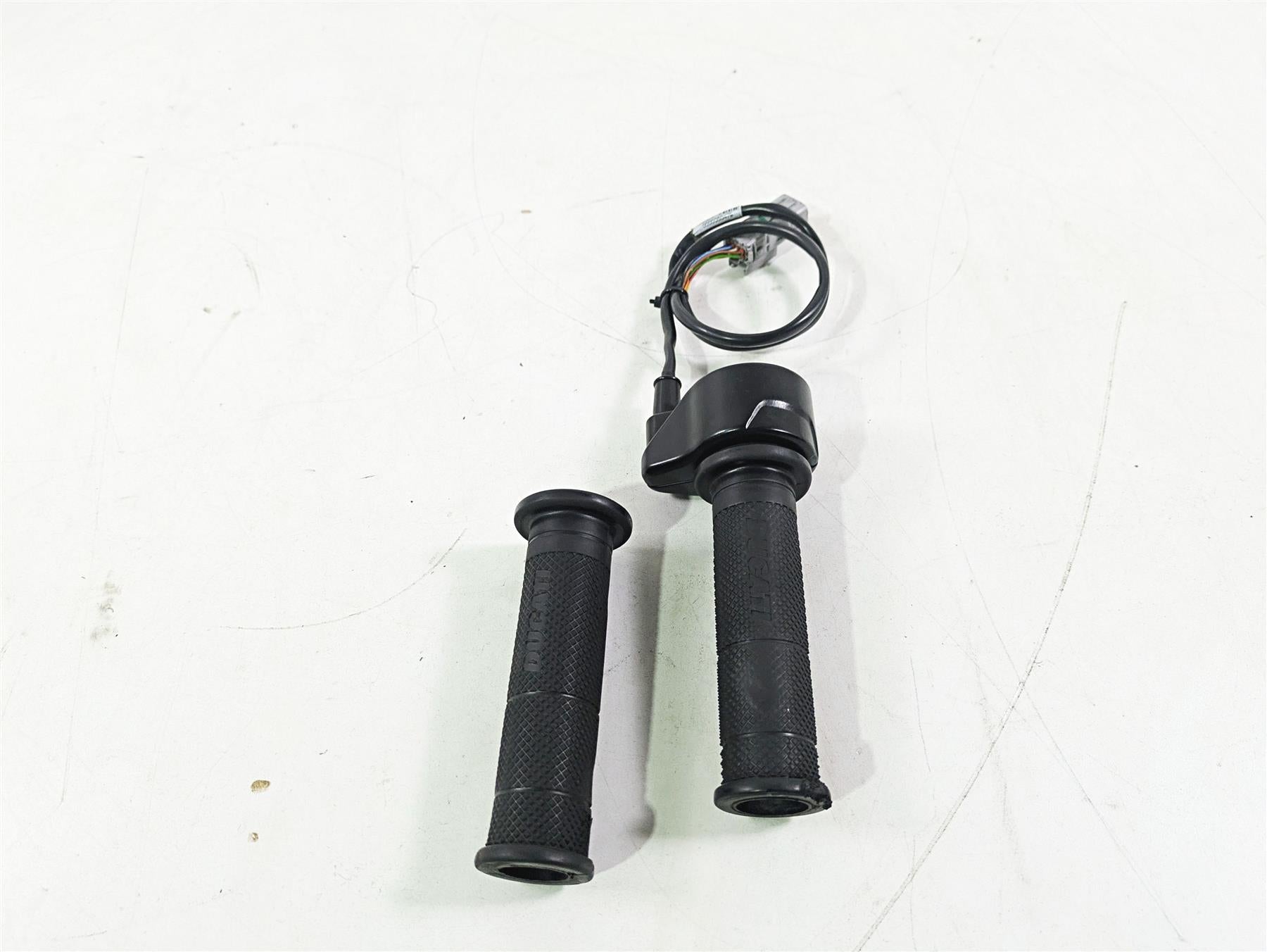 2015 Ducati Hypermotard 821 SP Ride By Wire Throttle Grip Set 66020031E {{ shop.shopifyCountryName }} - Mototech271