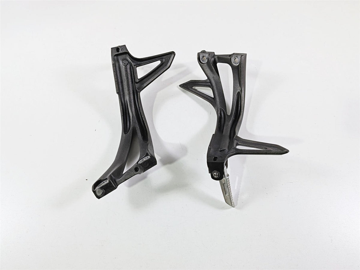 2019 Triumph Speed Triple RS 1050 Rear Passenger Footpeg Set T2081783 T2081784 {{ shop.shopifyCountryName }} - Mototech271