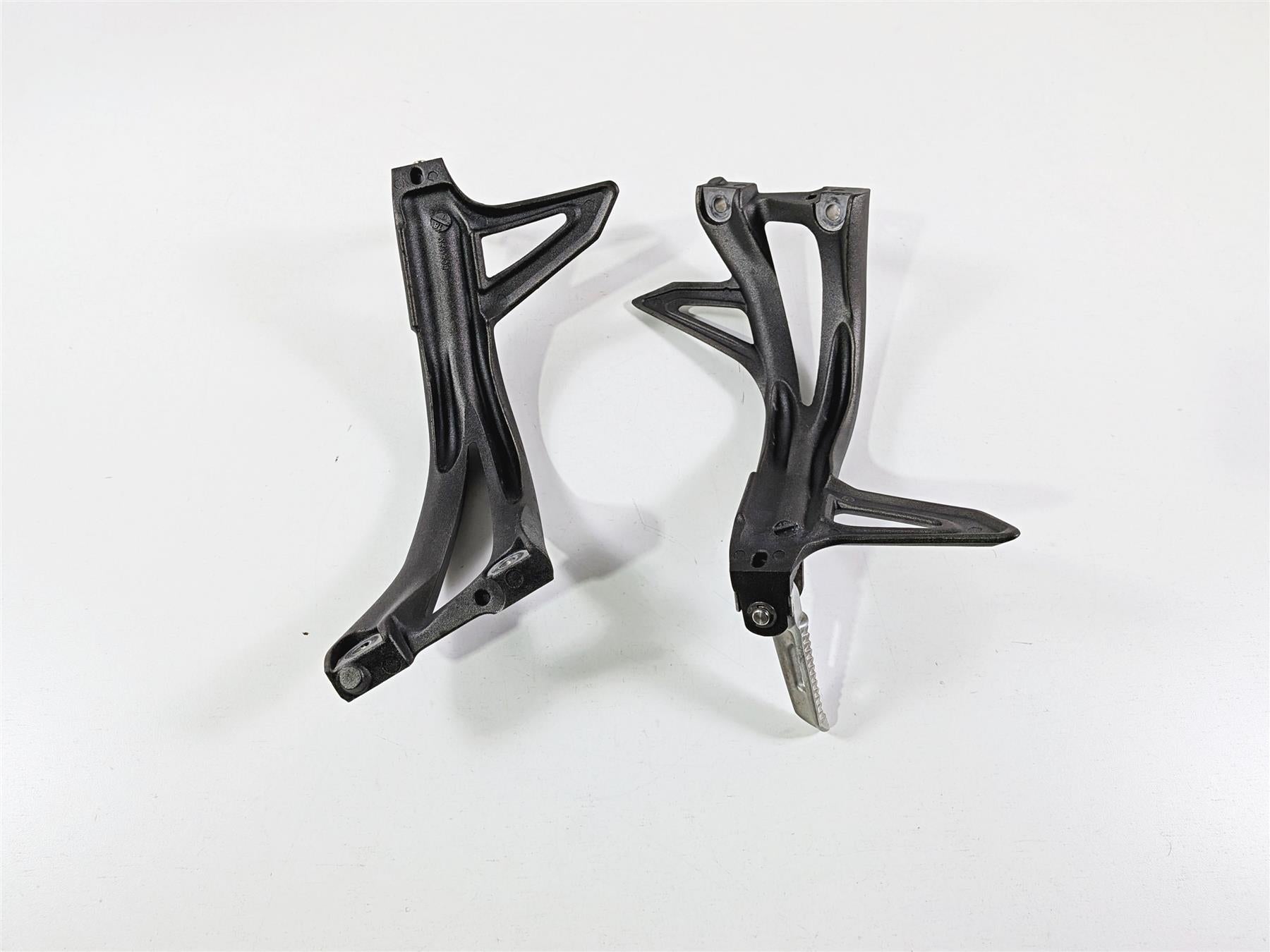 2019 Triumph Speed Triple RS 1050 Rear Passenger Footpeg Set T2081783 T2081784 {{ shop.shopifyCountryName }} - Mototech271