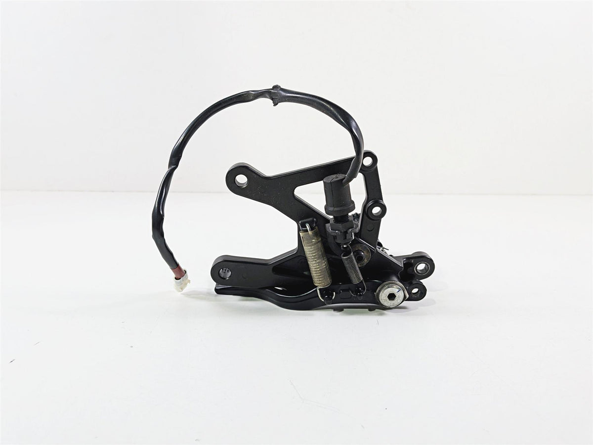 2016 Yamaha YZF R1 RN32 Front Right Foot Peg & Brake Pedal 2CR-27443-00-00 {{ shop.shopifyCountryName }} - Mototech271