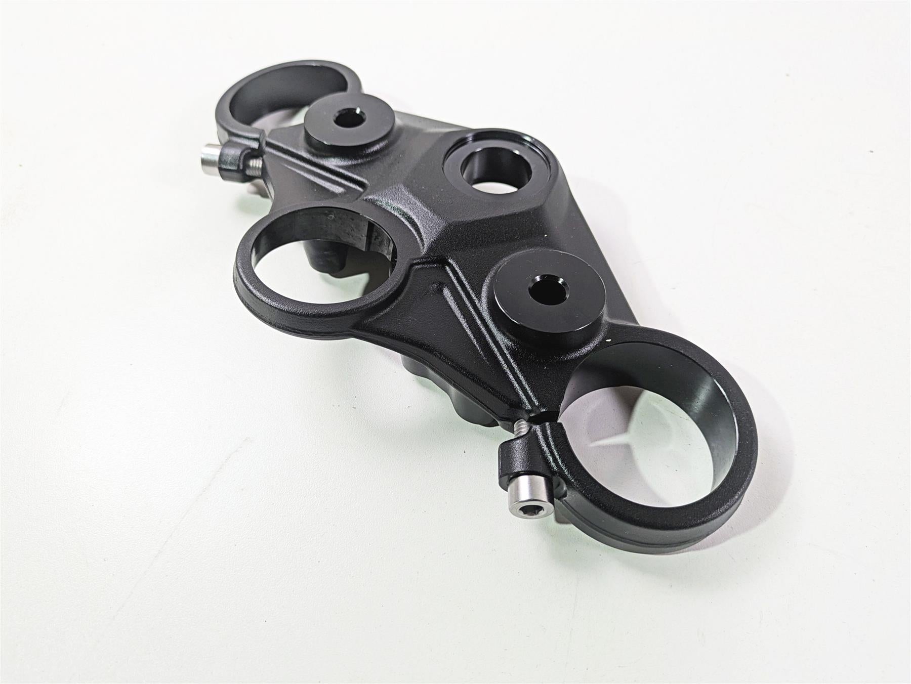 2024 Triumph Street Triple 765 R Upper Triple Tree Steering Clamp T2041726 {{ shop.shopifyCountryName }} - Mototech271