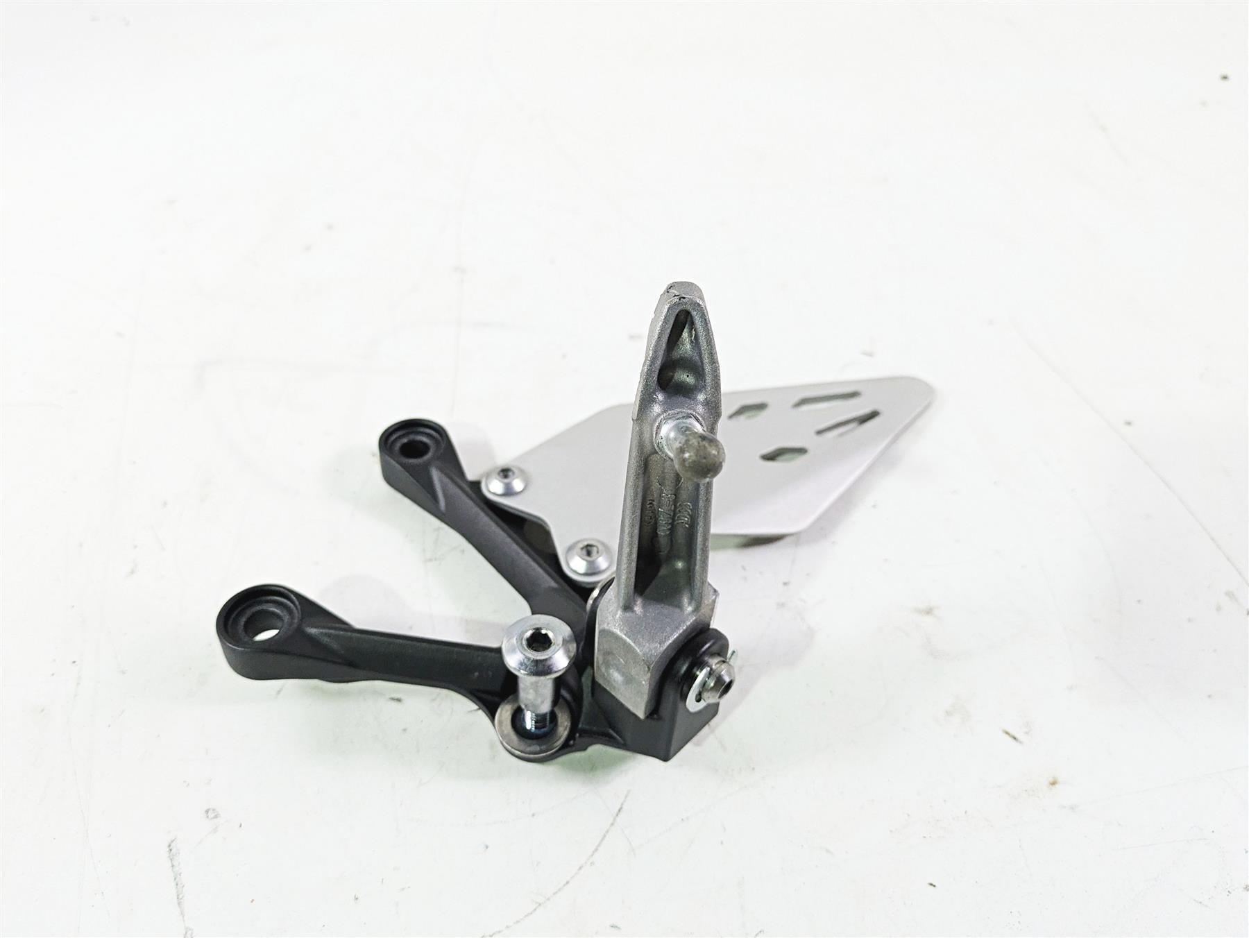 2024 Kawasaki ZX6R ZX636 Ninja Left Foot Peg + Mount & Guard 35063-0160-18R {{ shop.shopifyCountryName }} - Mototech271