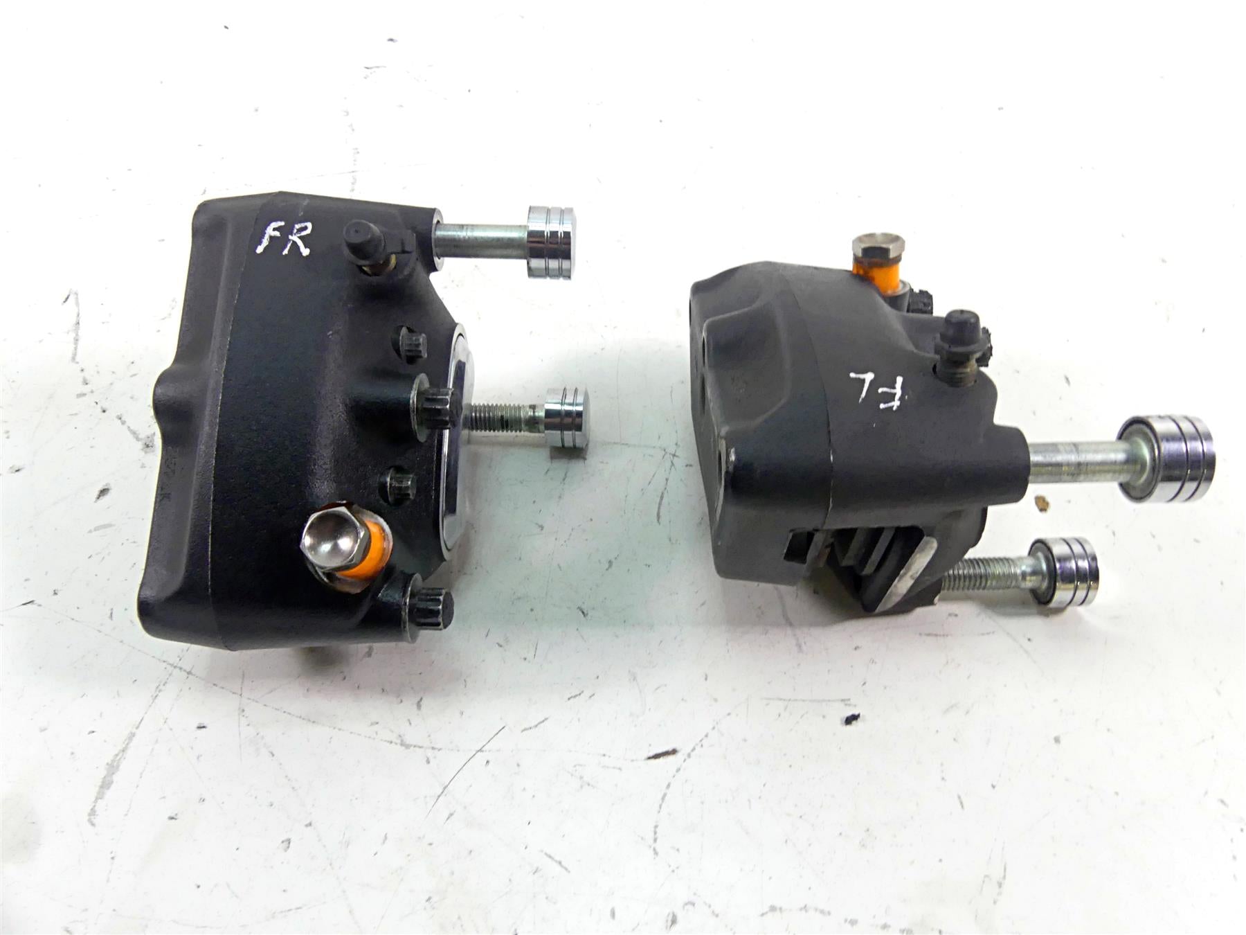 2002 Harley Touring FLHTC Electra Glide Front Brake Calipers 44023-00 44046-00 {{ shop.shopifyCountryName }} - Mototech271