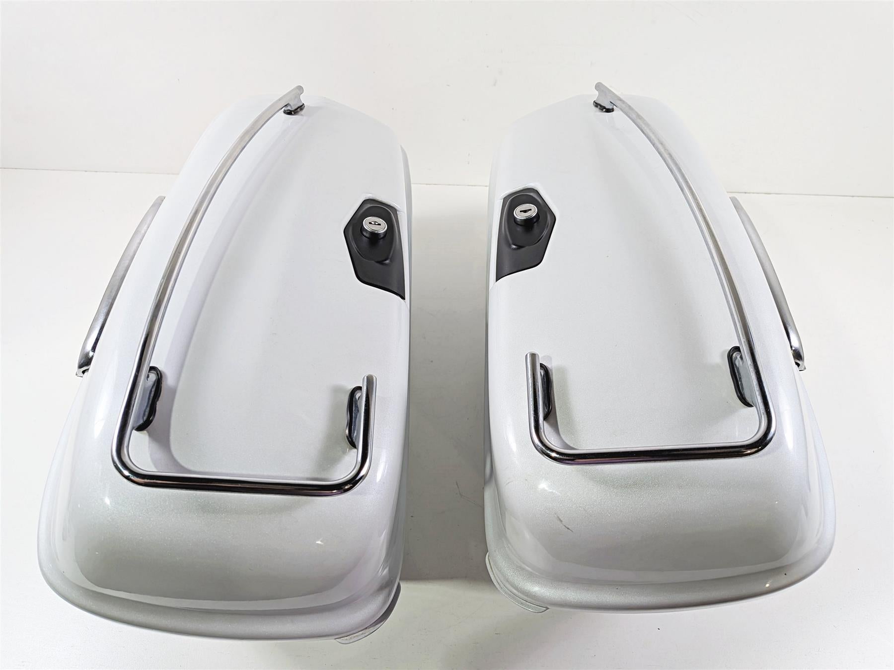 2006 Yamaha XVZ1300 Royal Star Left Right Saddle Bag Set White 4XY-Y2843-2H-P2 {{ shop.shopifyCountryName }} - Mototech271