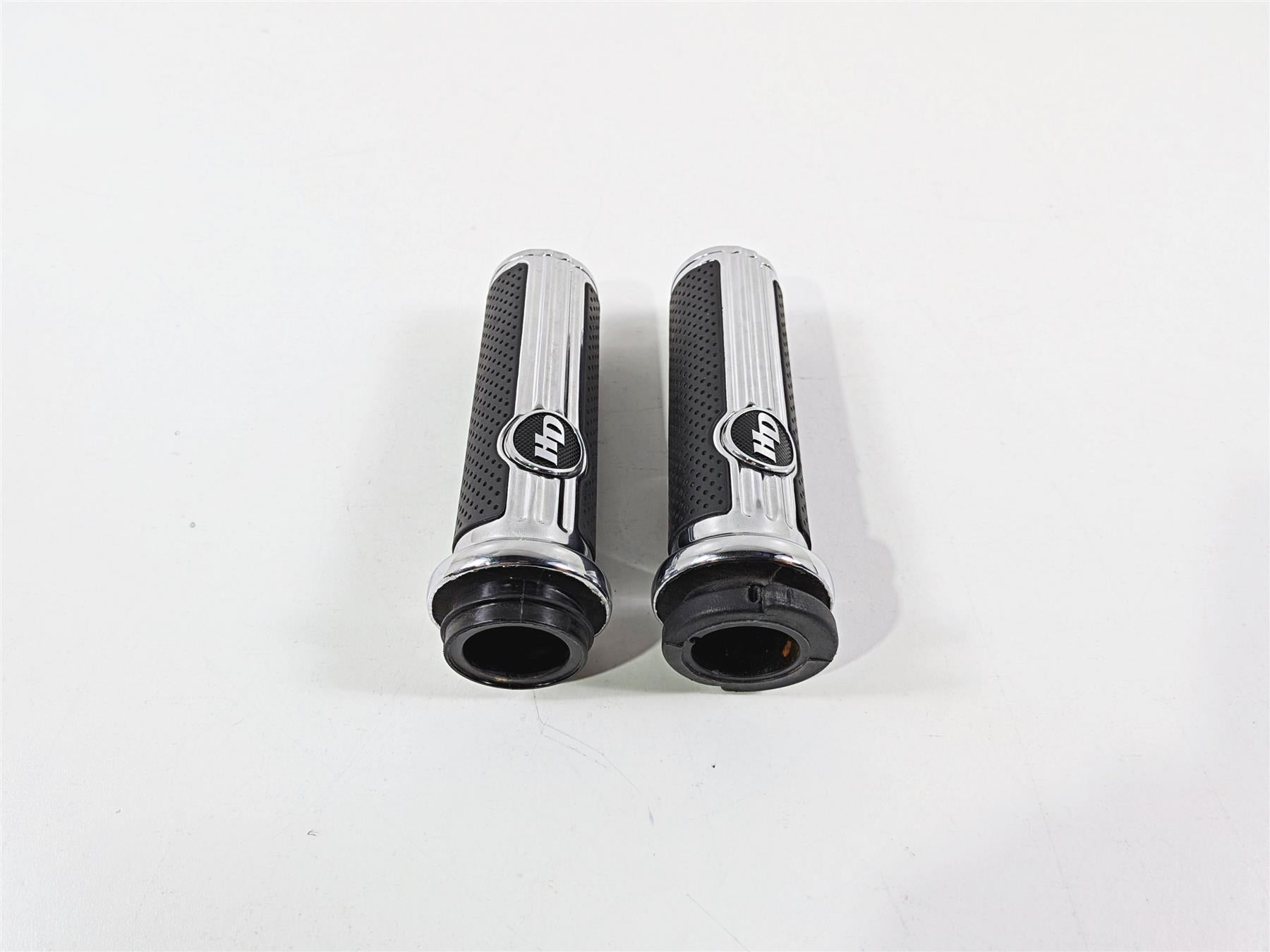 2017 Harley Touring FLHXS Street Glide Defiance Chrome Rubber Hand Grips 56100158 {{ shop.shopifyCountryName }} - Mototech271
