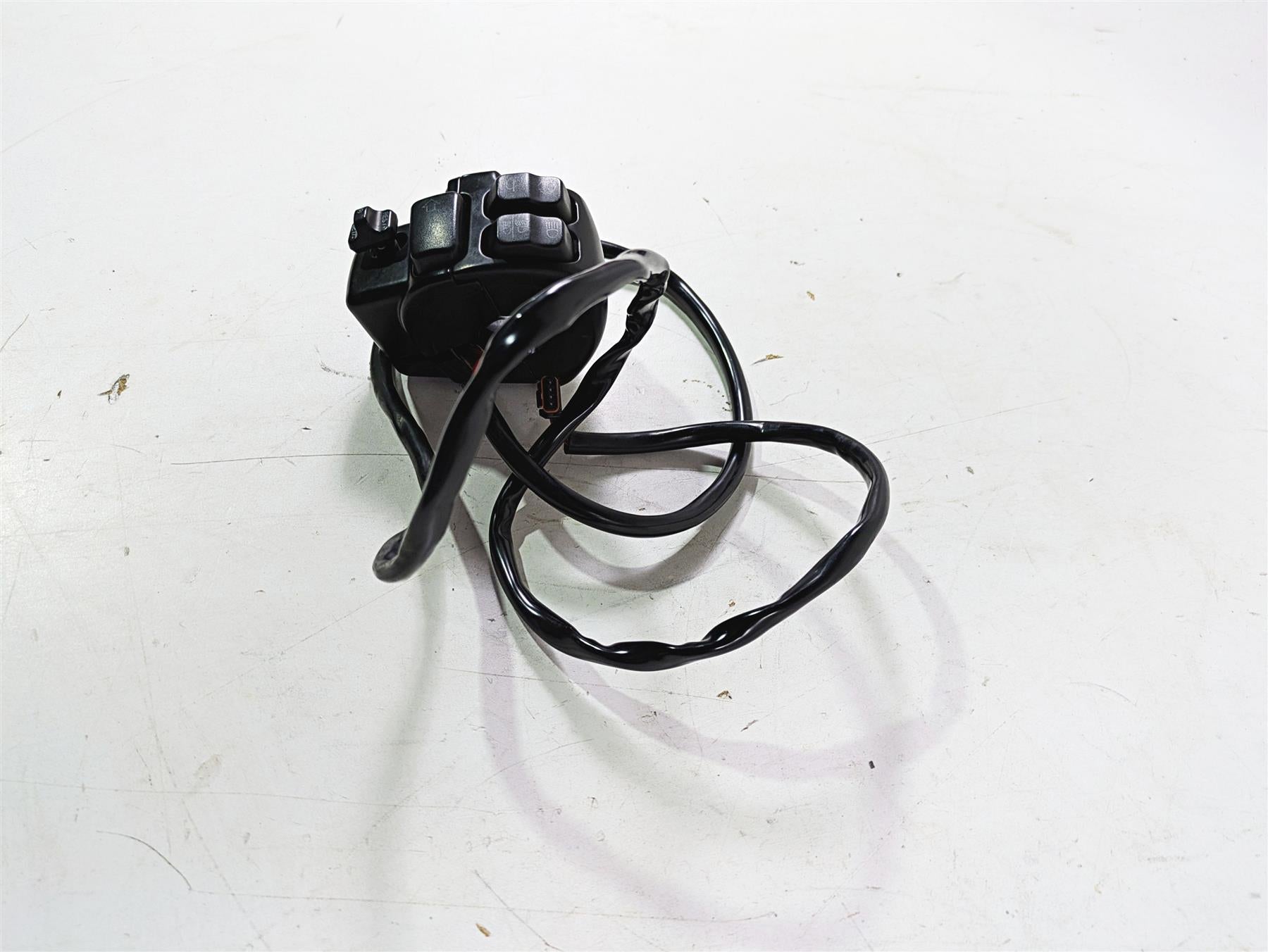 2018 Harley Softail FXFBS Fat Bob Left Control Switch Cruise Control 41000369 {{ shop.shopifyCountryName }} - Mototech271