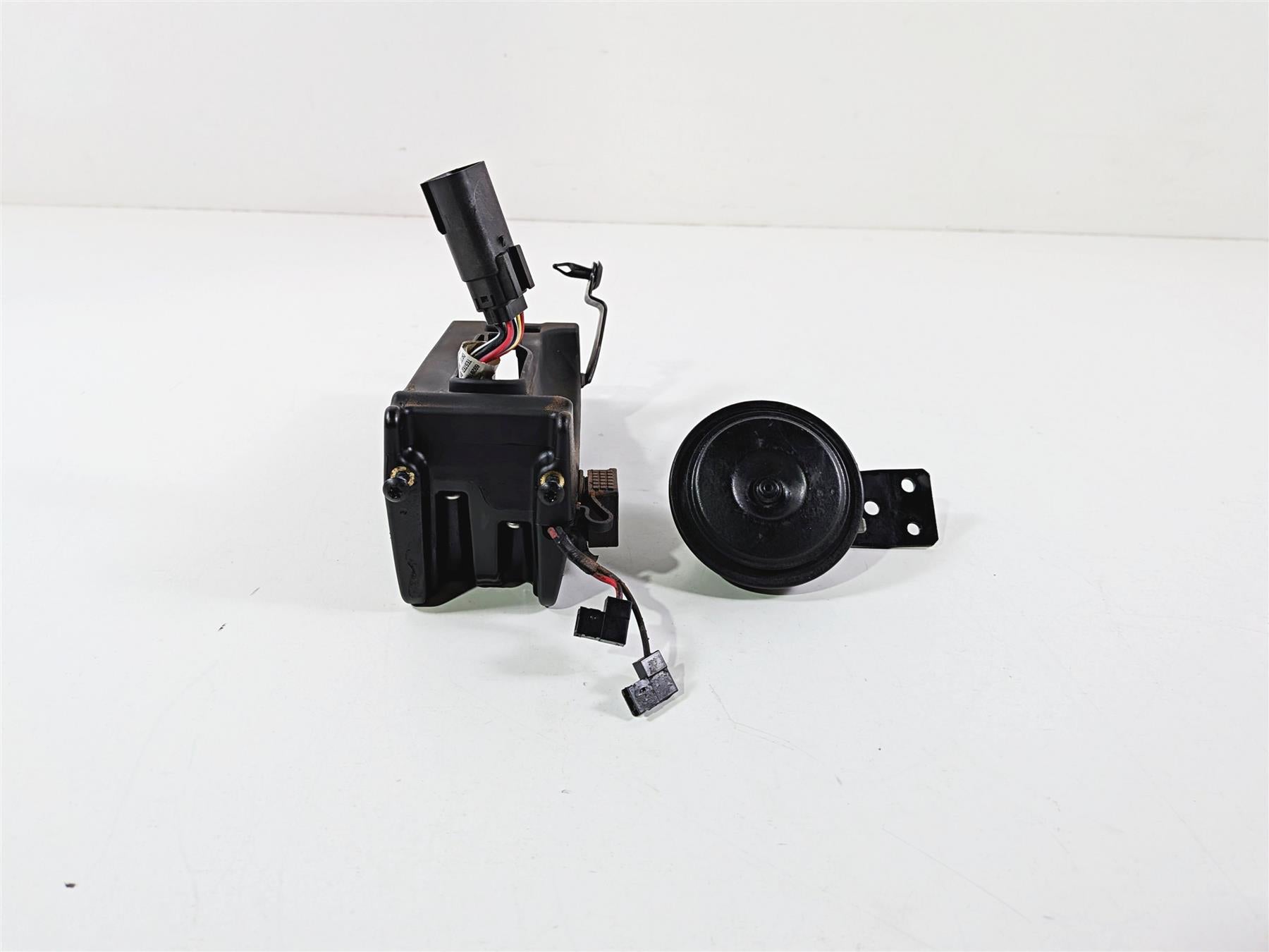 2022 Harley Softail FXLRST Low Rider Horn & Wiring Box 69201654 {{ shop.shopifyCountryName }} - Mototech271