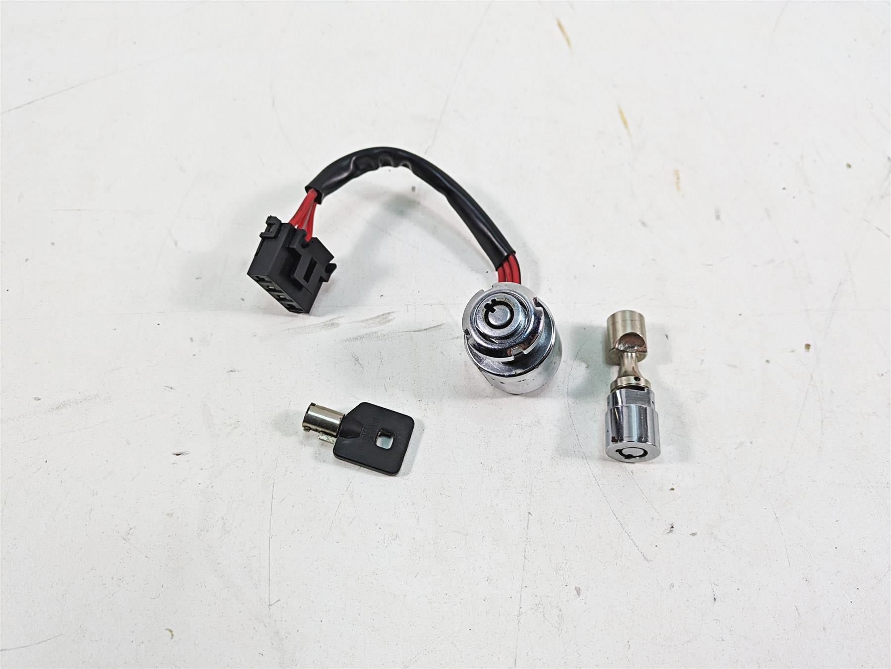2000 Harley Dyna FXDL Low Rider Ignition Switch Key Lock Set 71421-90B 71428-90B {{ shop.shopifyCountryName }} - Mototech271