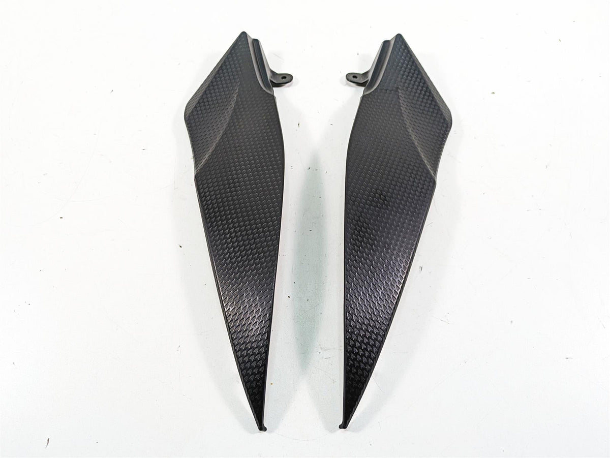 2007 Yamaha R1 YZFR1 Side Trim Infill under Tank Side Cover Fairing 4C8-24139-00 {{ shop.shopifyCountryName }} - Mototech271