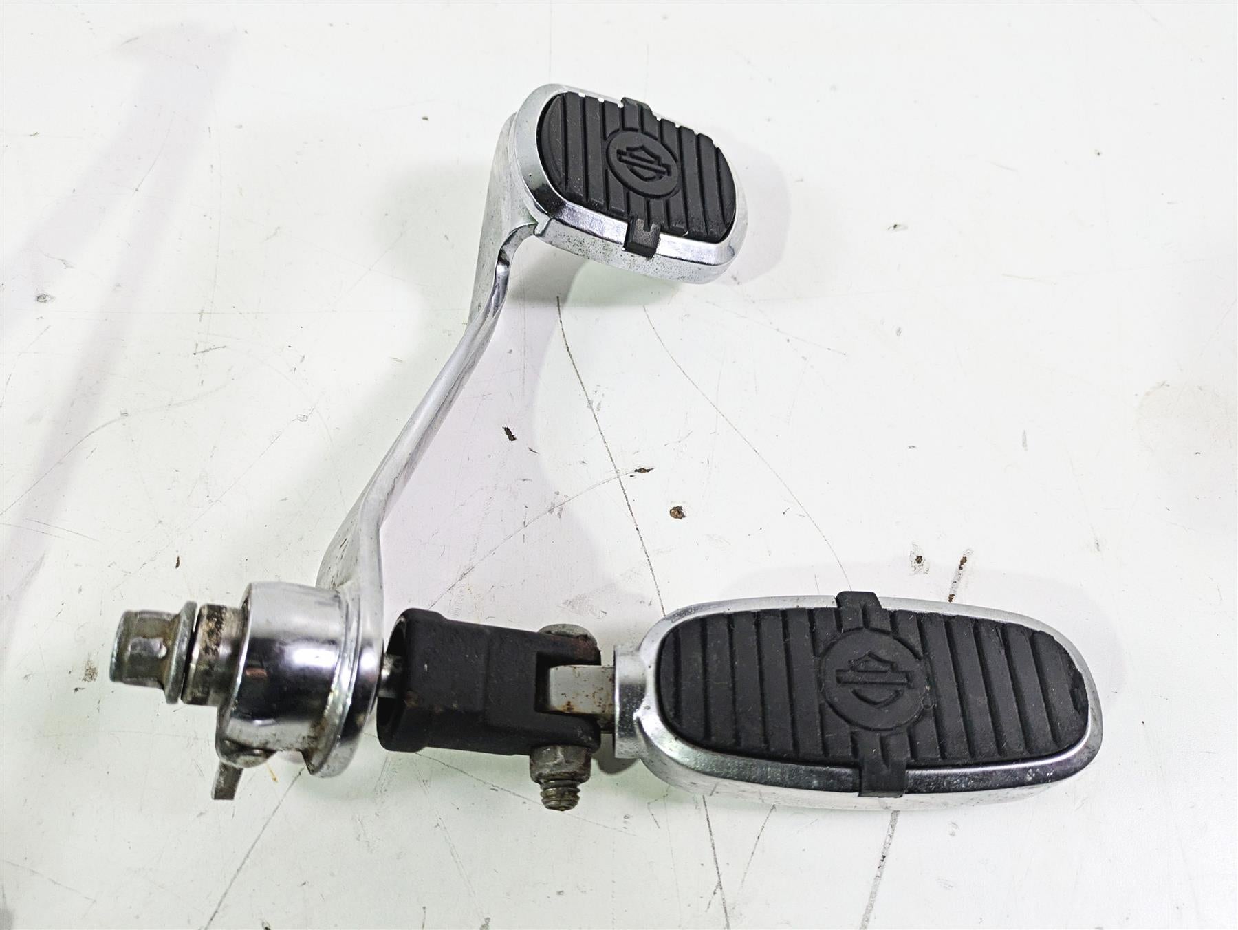 2007 Harley FXDWG Dyna Wide Glide Crested Footpeg Shift Brake Pedal Set 33693-03 {{ shop.shopifyCountryName }} - Mototech271