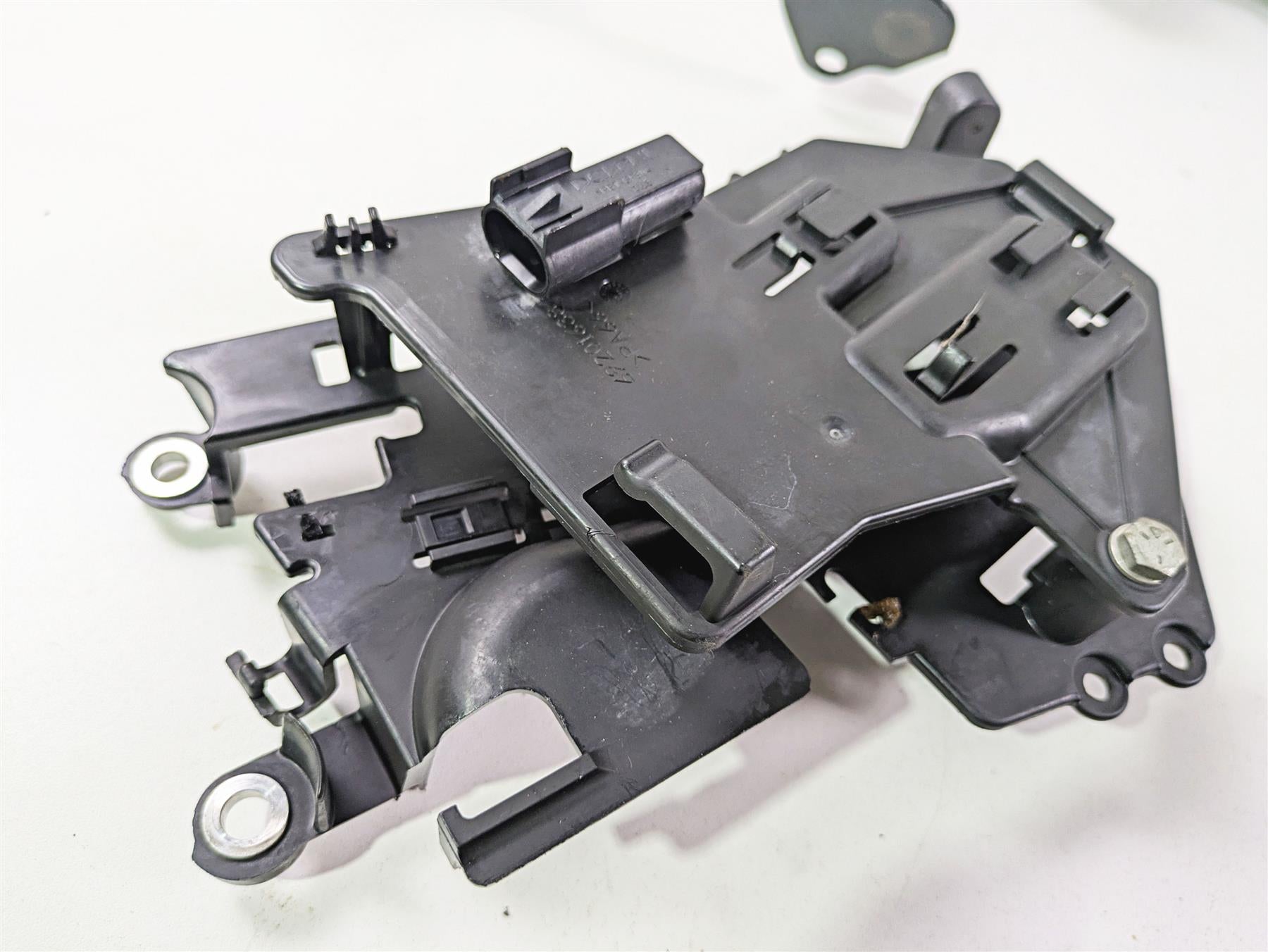 2018 Harley FLHCS Softail Heritage 115th Plastic Electric Holder Set 69201675 {{ shop.shopifyCountryName }} - Mototech271
