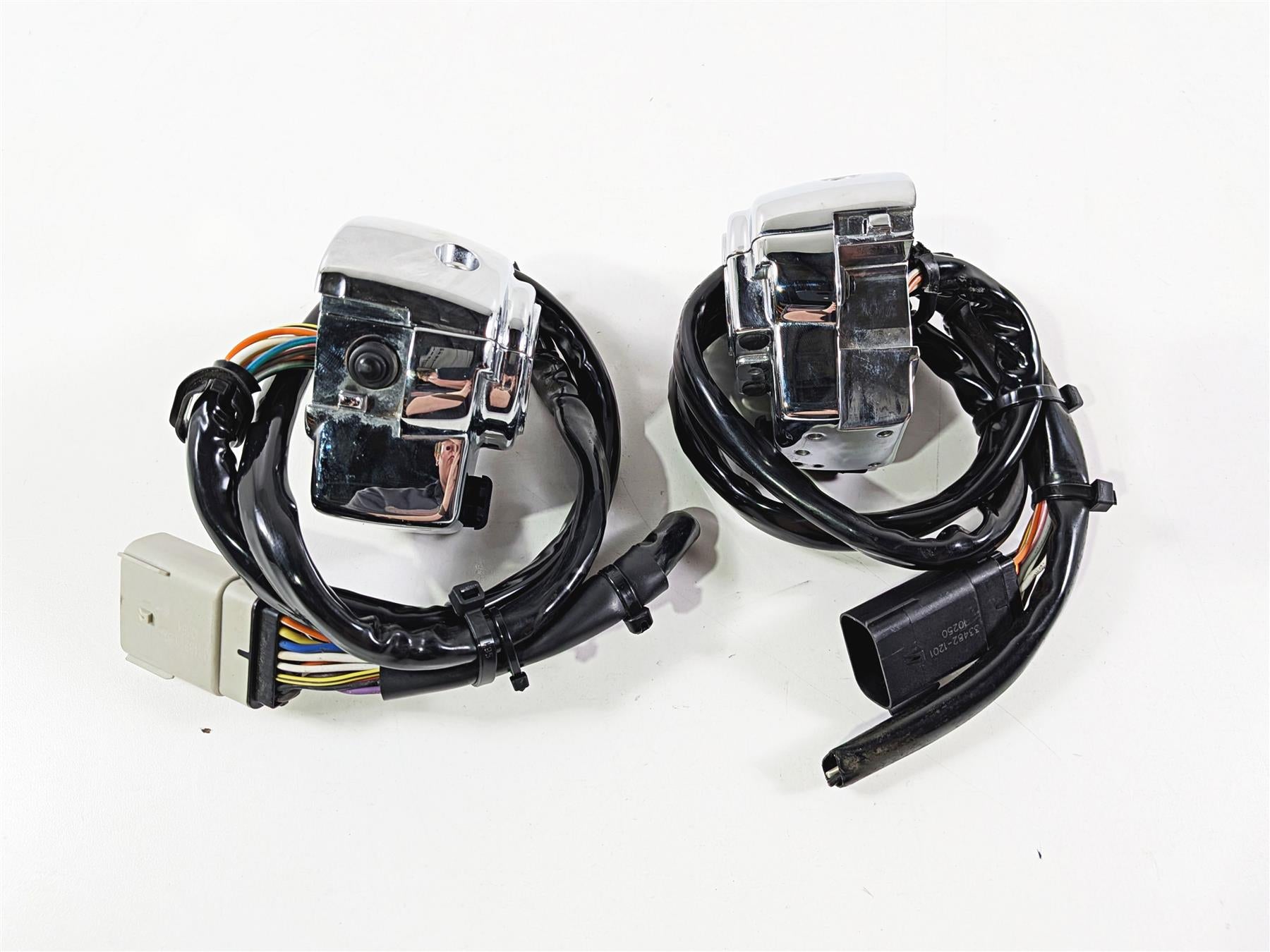 2011 Harley Touring FLHTCU CVO Electra Glide Left Right Control Switch 71682-06A-Mototech271