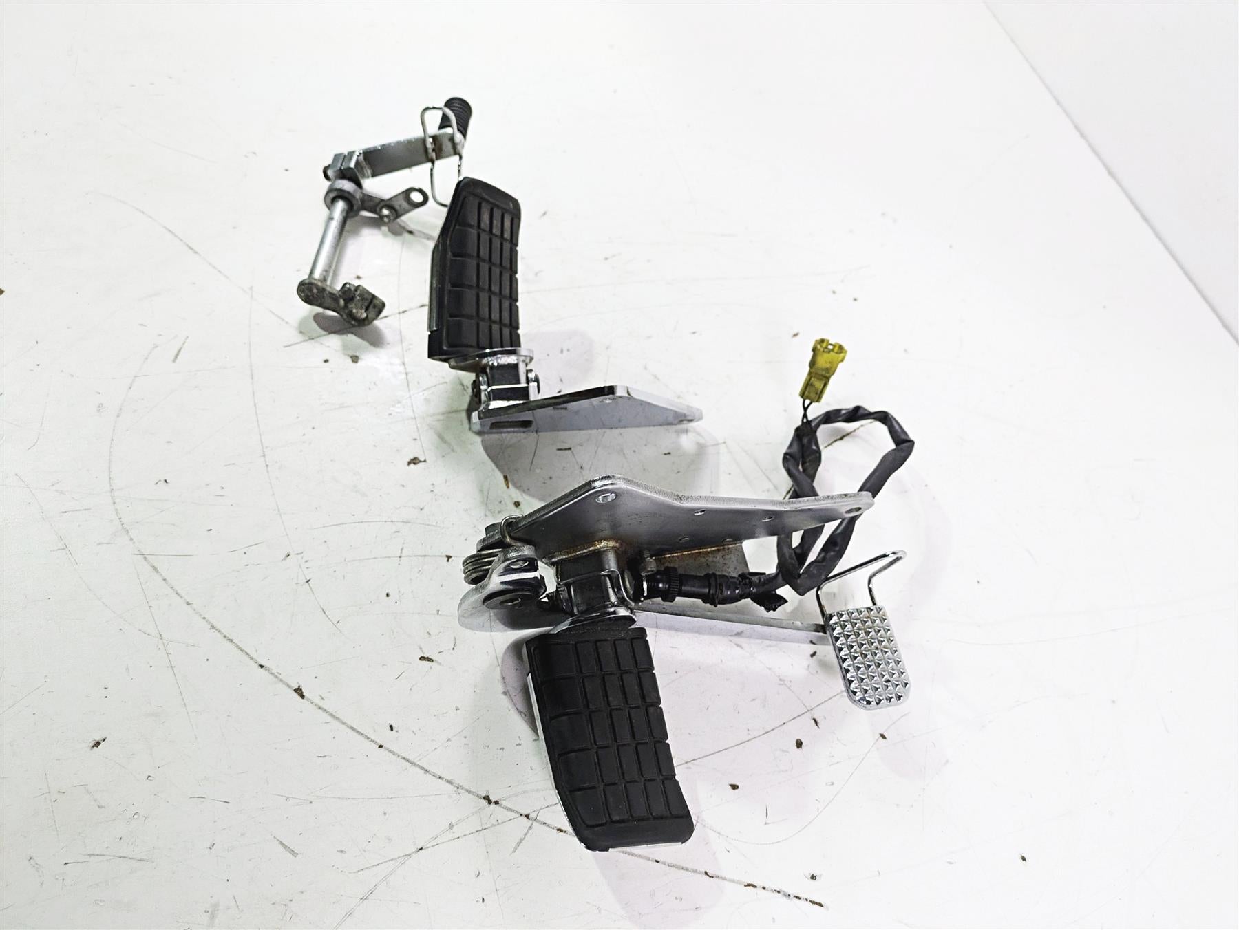 2002 Honda GL1500 CD Valkyrie Deluxe Front Footpeg & Pedal Set 50615-MZ0-000 {{ shop.shopifyCountryName }} - Mototech271
