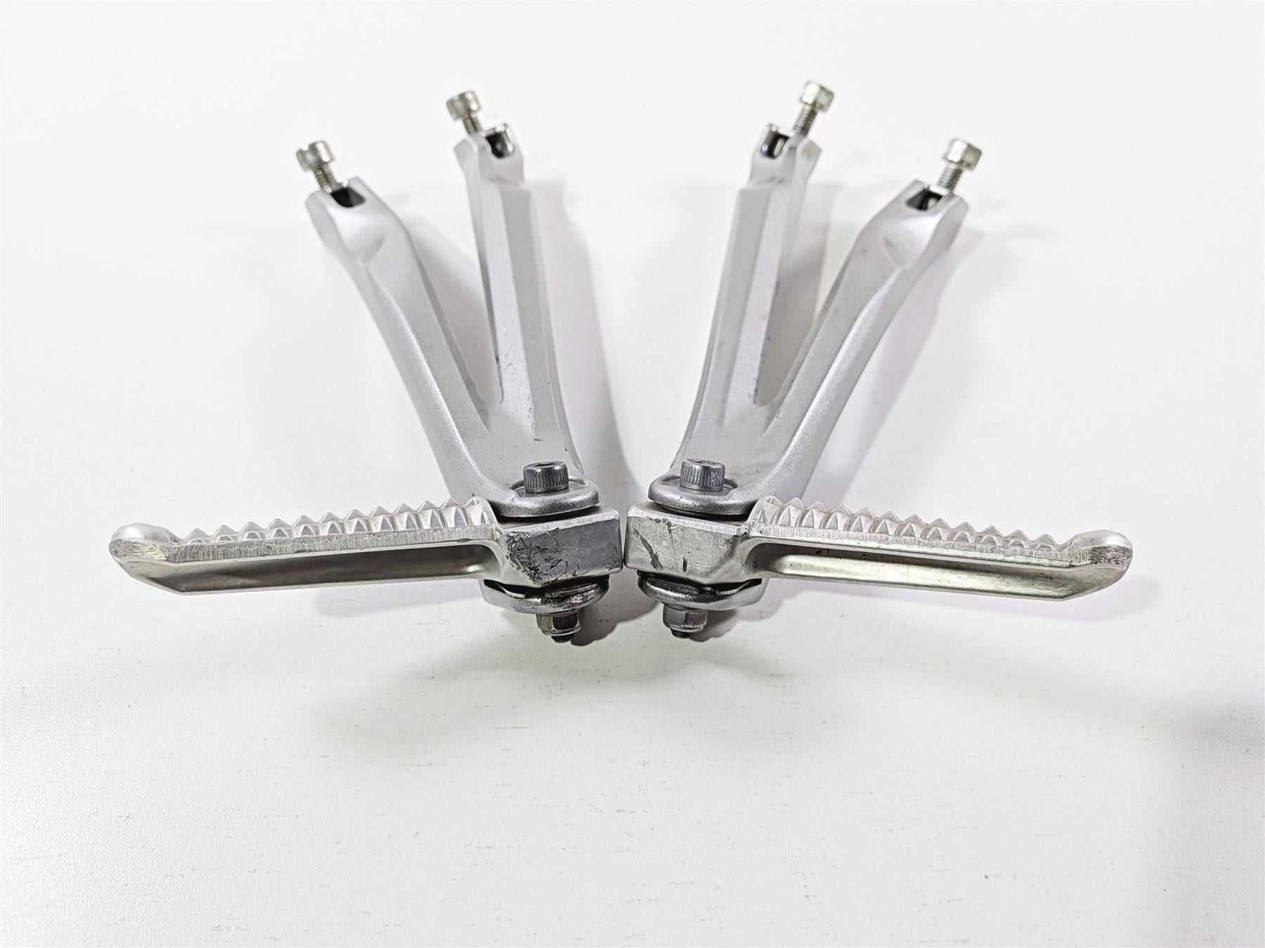 2008 Yamaha YZF R1 RN19 Oem Passenger Foot Peg Rest Set 5VY-2741L-00-00 {{ shop.shopifyCountryName }} - Mototech271