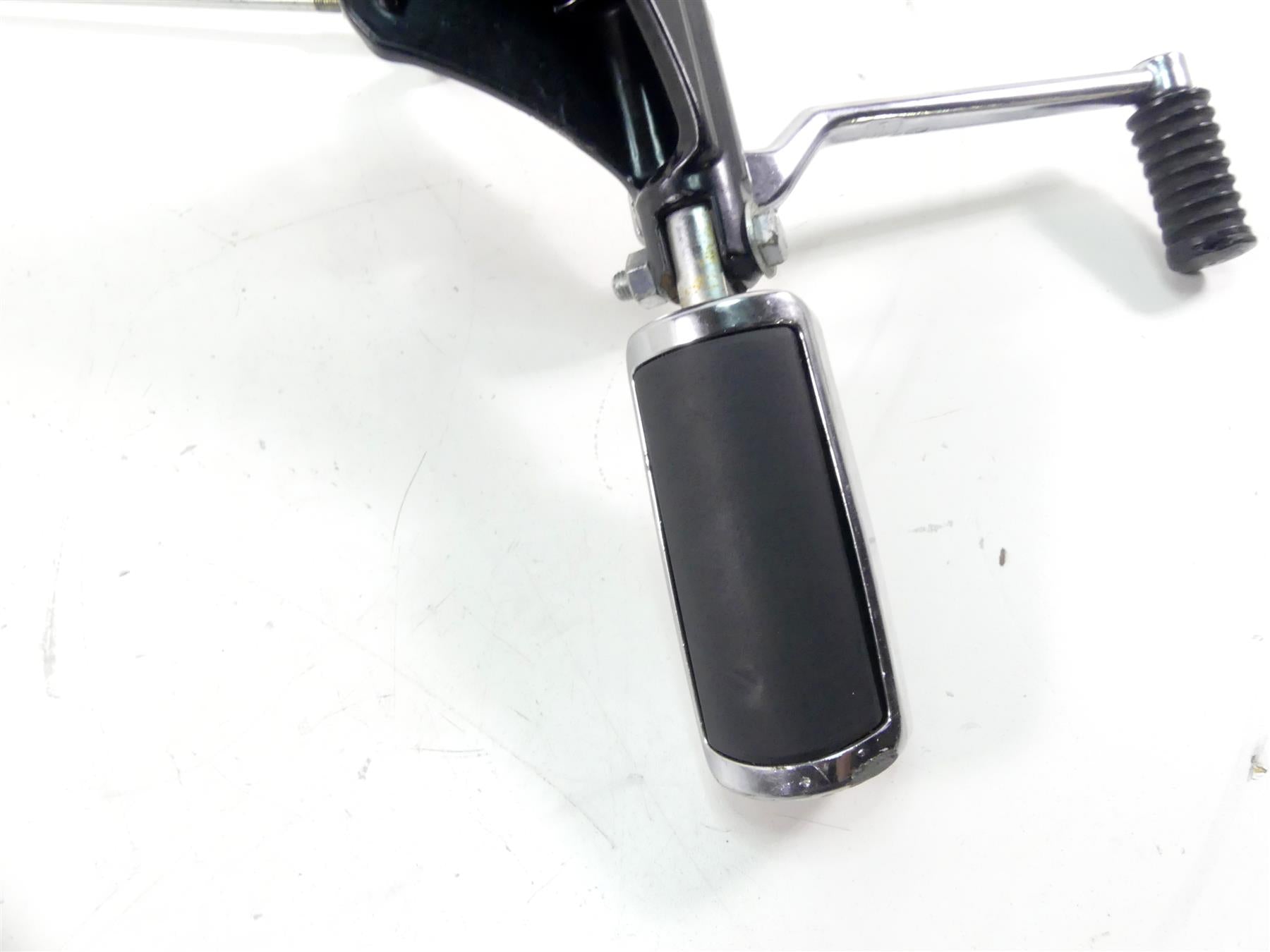 2017 Harley Softail FXSB Breakout Front Left Footpeg & Shifter 33683-07 34564-90 {{ shop.shopifyCountryName }} - Mototech271
