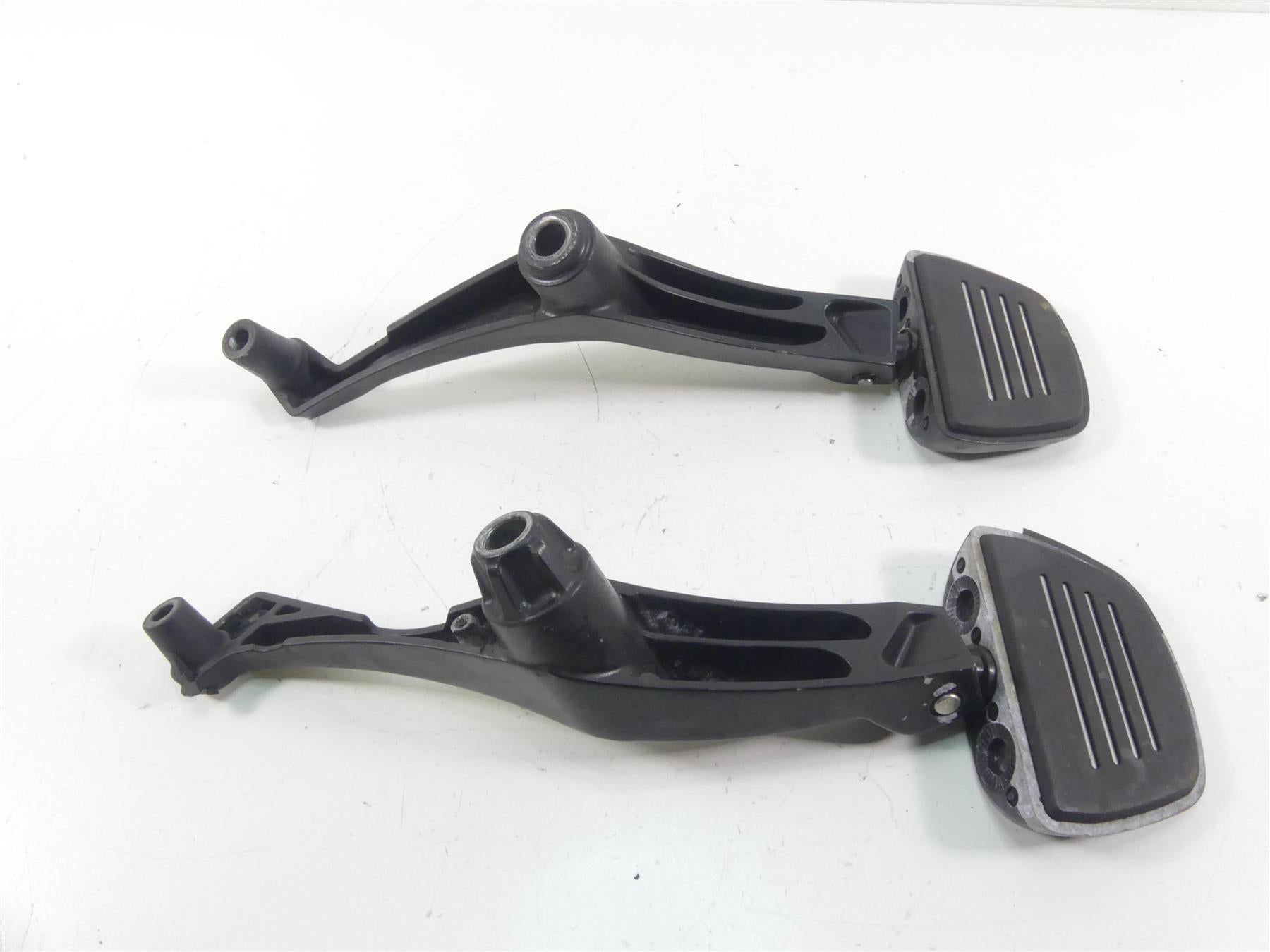 2013 Victory Cross Country Rear Passenger Footpeg Set -Read L 5136384 R 5136385 {{ shop.shopifyCountryName }} - Mototech271