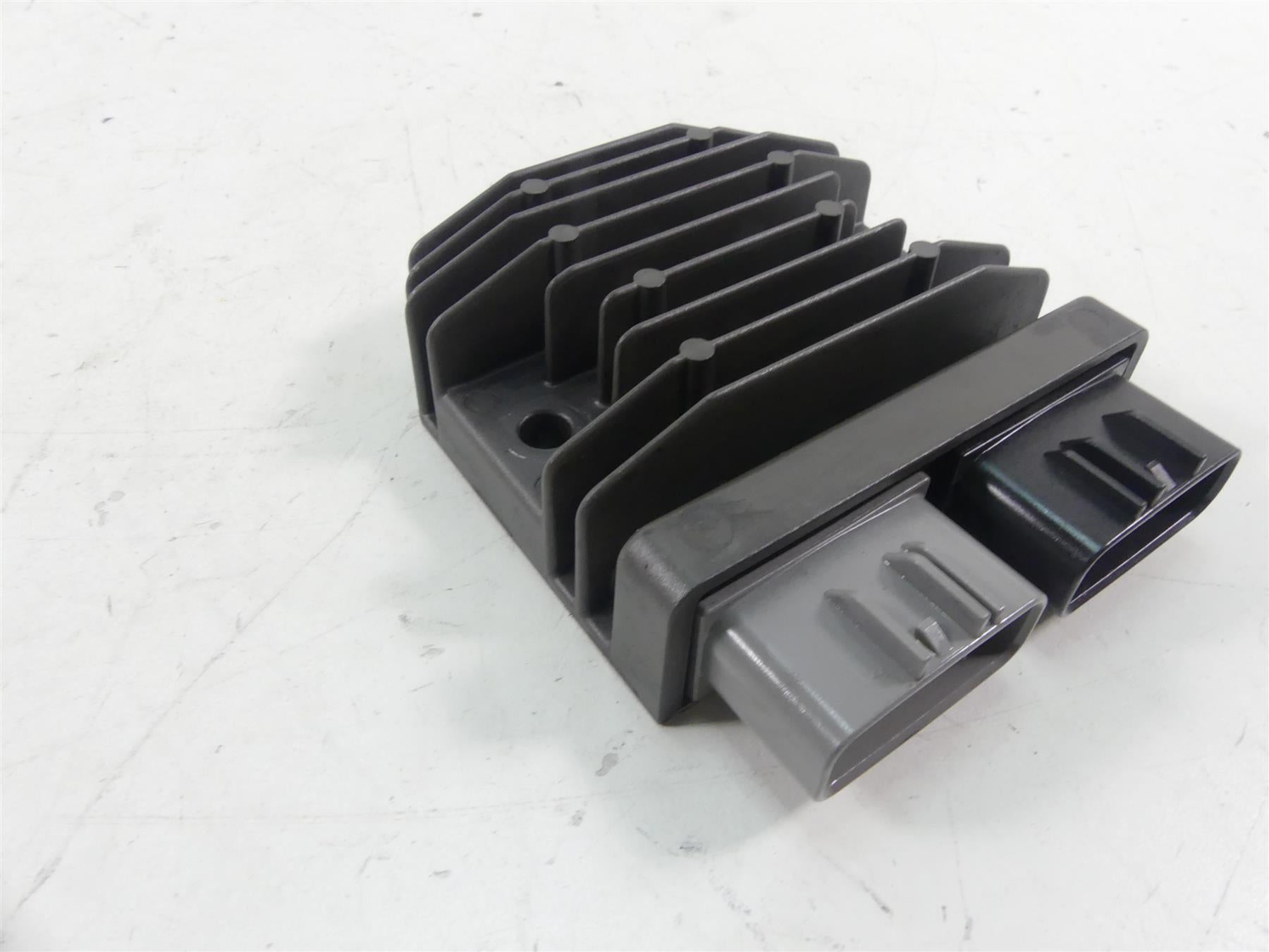 2017 Triumph Thruxton 1200R Rectifier Voltage Regulator T1300679 FH020AA {{ shop.shopifyCountryName }} - Mototech271