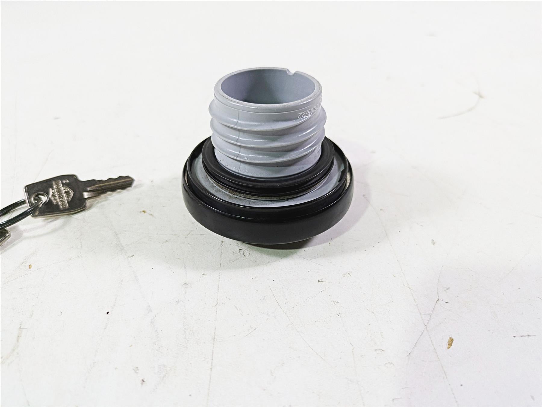 2018 Harley Softail FXFBS Fat Bob Fuel Tank Gas Cap + Key Set 61100124A {{ shop.shopifyCountryName }} - Mototech271