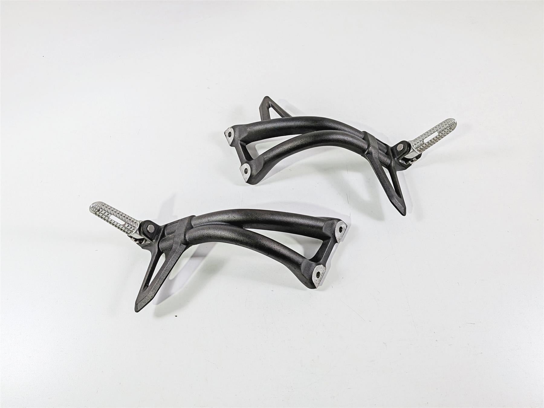 2019 Triumph Speed Triple RS 1050 Rear Passenger Footpeg Set T2081783 T2081784 {{ shop.shopifyCountryName }} - Mototech271