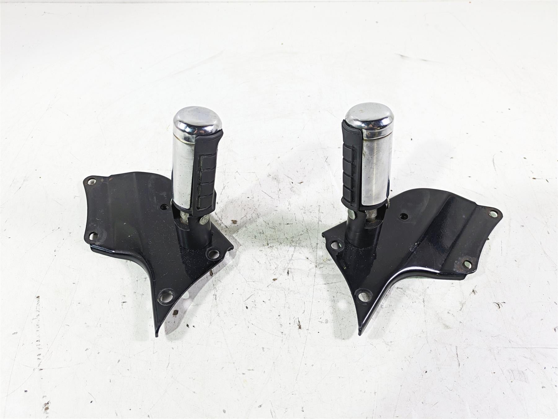1998 Honda GL1500 Valkyrie Tour Rear Passenger Footpeg Rest Set 50715-MZ0-000 {{ shop.shopifyCountryName }} - Mototech271