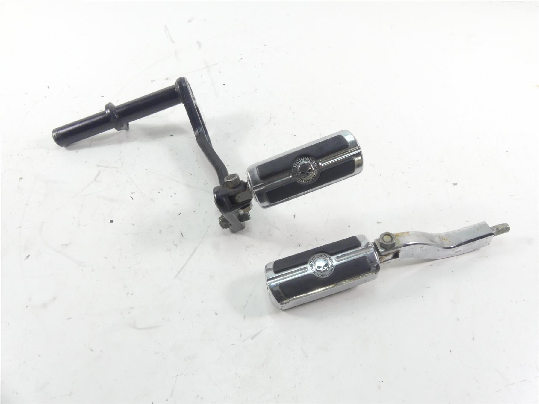 1998 Harley Dyna FXDL Low Rider Rear Passenger Foot Peg Set + Mount Arm 52740-94 {{ shop.shopifyCountryName }} - Mototech271