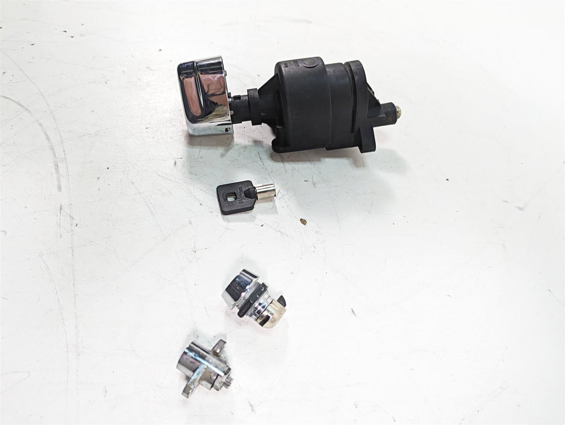 2014 Harley Touring FLHTK Electra Glide Ignition Switch Key Lock Set 71400012B {{ shop.shopifyCountryName }} - Mototech271