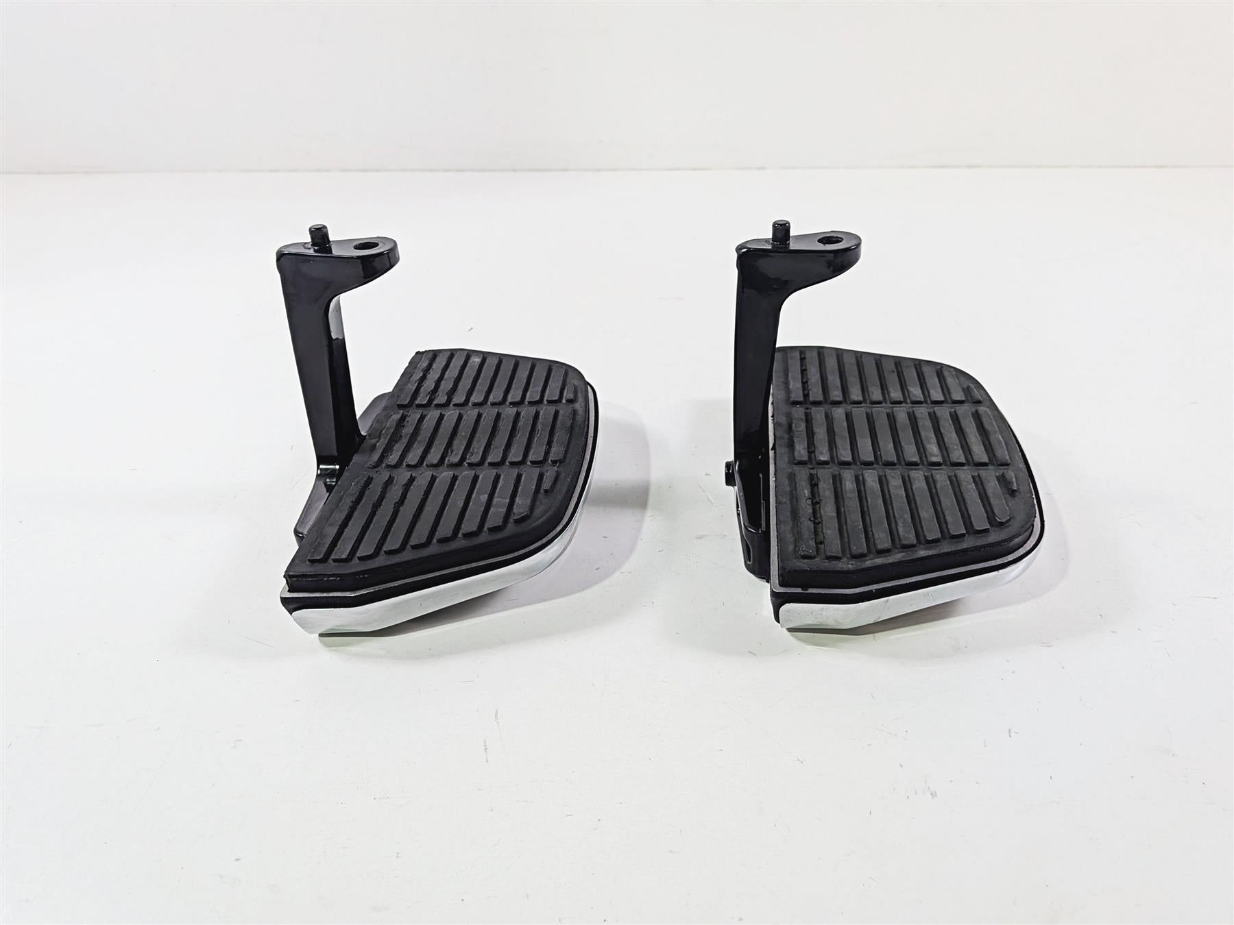 2004 Harley Touring FLTRI Road Glide Rear Passenger Floor Board Set 52719-93B-Mototech271