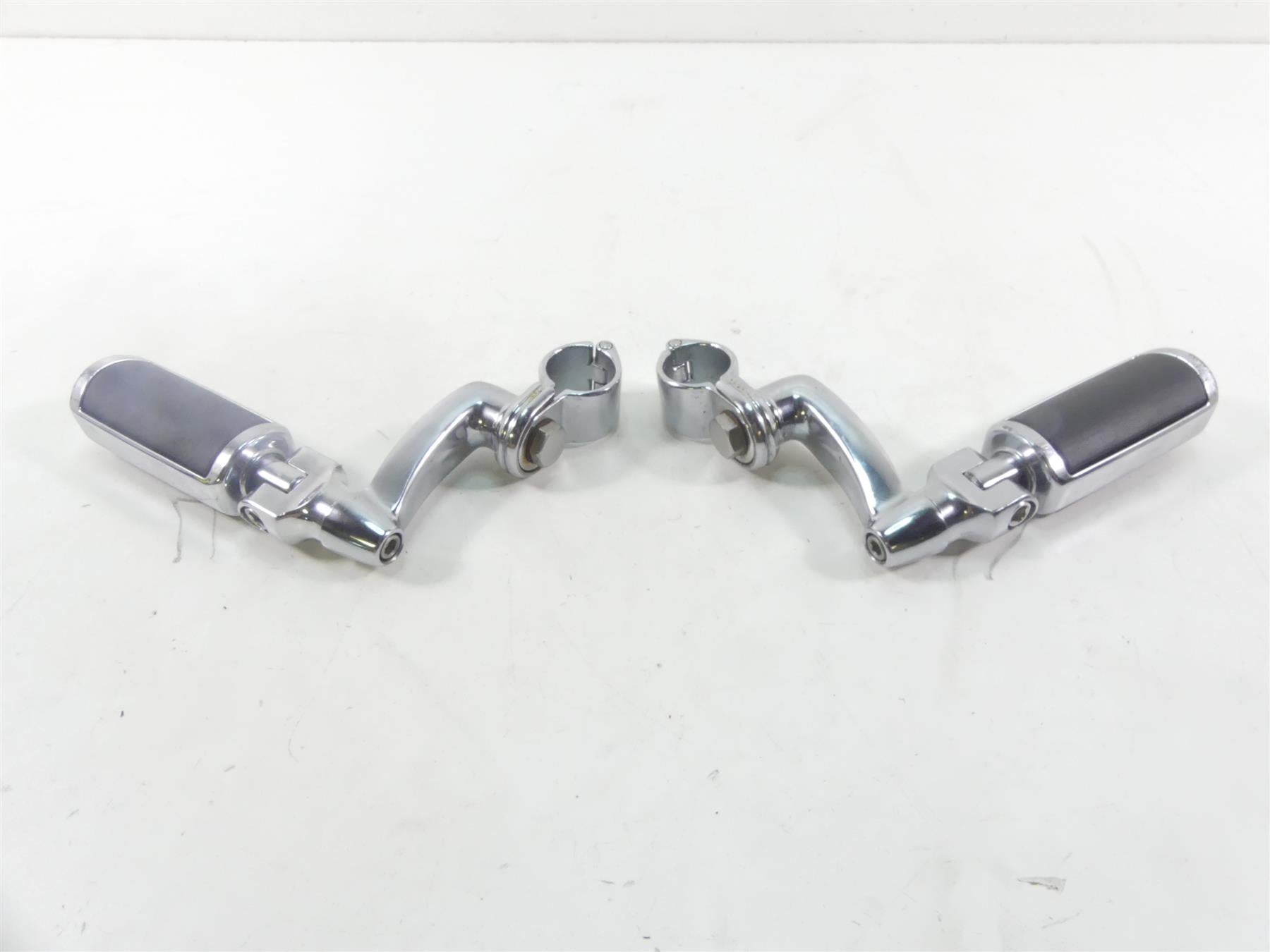 2010 Harley Touring FLHX Street Glide Willie G Skull Highway Foot Pegs & Mounts {{ shop.shopifyCountryName }} - Mototech271