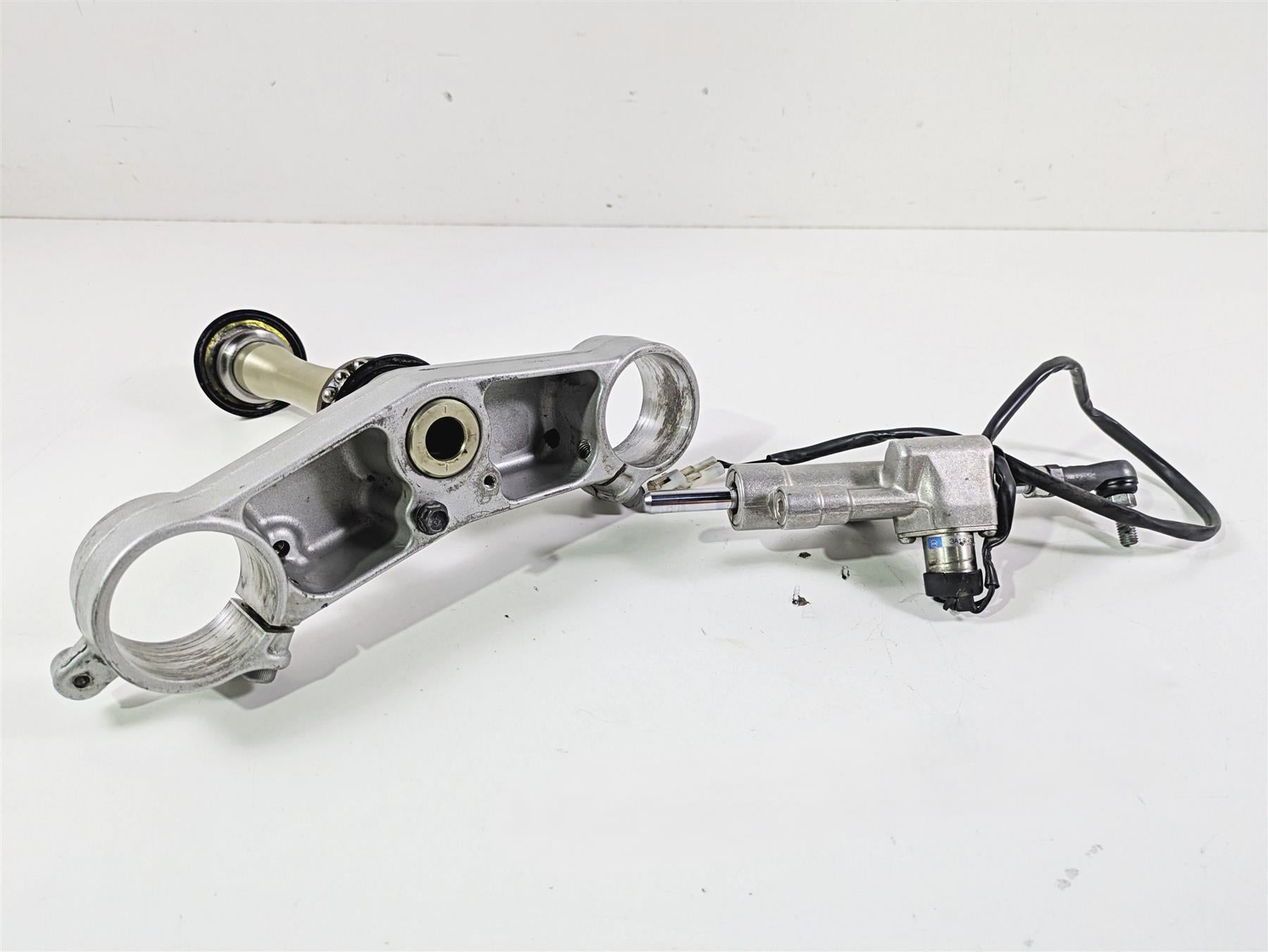 2014 Yamaha YZFR1 R1 RN22 Lower Triple Tree & Steering Damper 14B-23340-00-00 {{ shop.shopifyCountryName }} - Mototech271