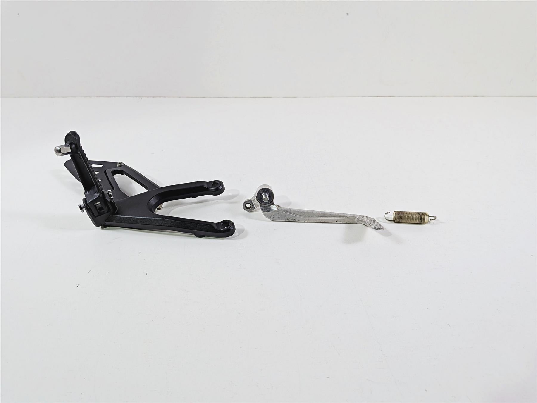 2008 Yamaha YZF R1 RN19 Front Right Foot Peg & Brake Pedal 4C8-27443-00-00 {{ shop.shopifyCountryName }} - Mototech271