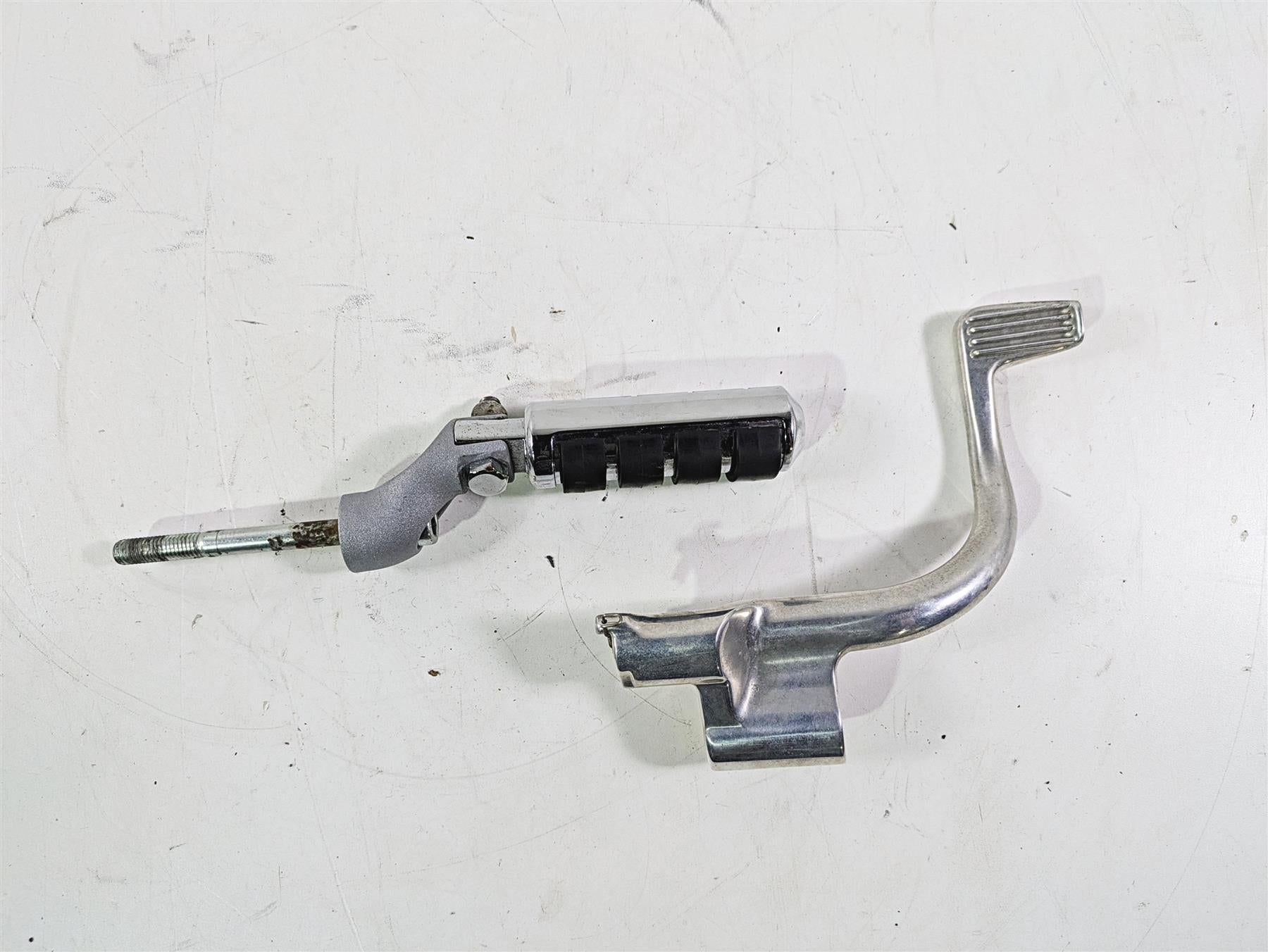 2006 Harley VRSCR Street V-Rod Right Front Footpeg & Brake Lever 42704-06 {{ shop.shopifyCountryName }} - Mototech271