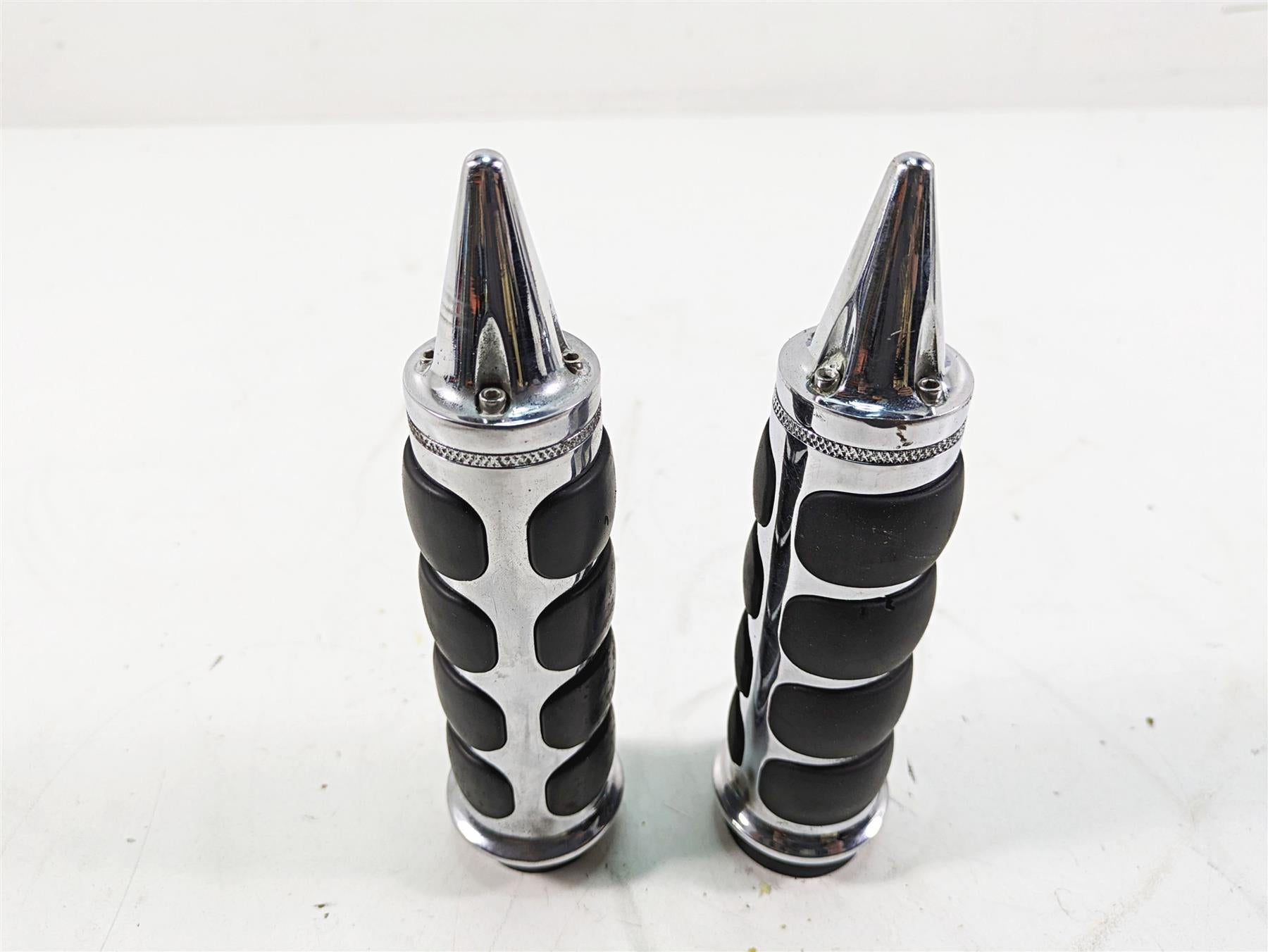 2011 Harley Touring FLTRU Road Glide Aftermarket Spike Hand Grip Set | Mototech271