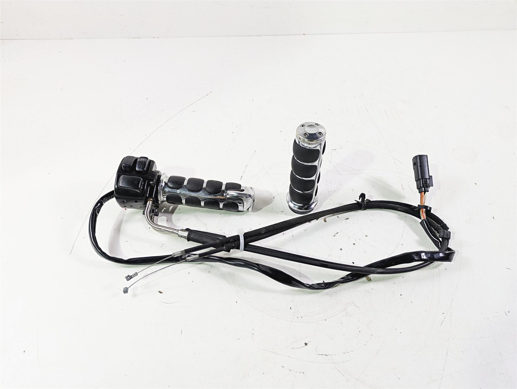 2011 Harley FXDC Dyna Super Glide Right Hand Control Switch & Grips 71684-06A {{ shop.shopifyCountryName }} - Mototech271