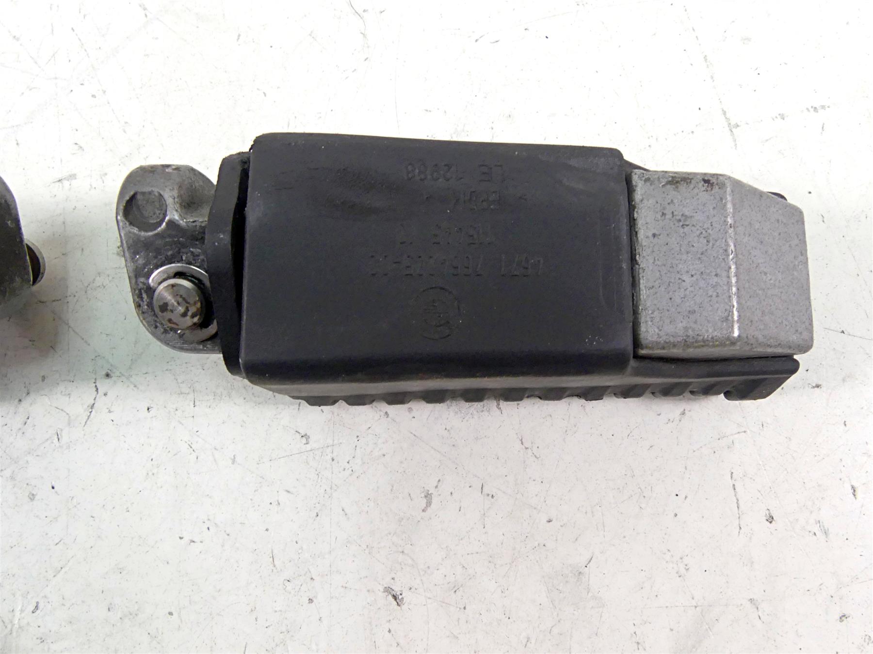 2009 BMW R1200 GS K25 Rear Footpeg Foot Rest Set 46712310403 46712310404 {{ shop.shopifyCountryName }} - Mototech271