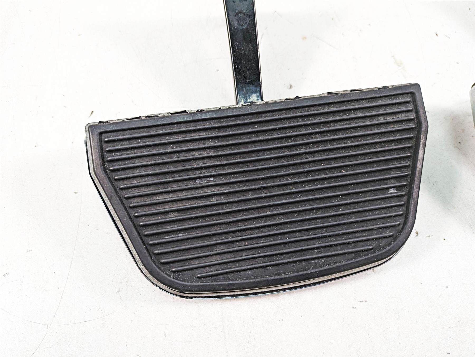 2010 Harley Touring FLHTCU Electra Glide Rear Passenger Floor Boards 52719-10 {{ shop.shopifyCountryName }} - Mototech271