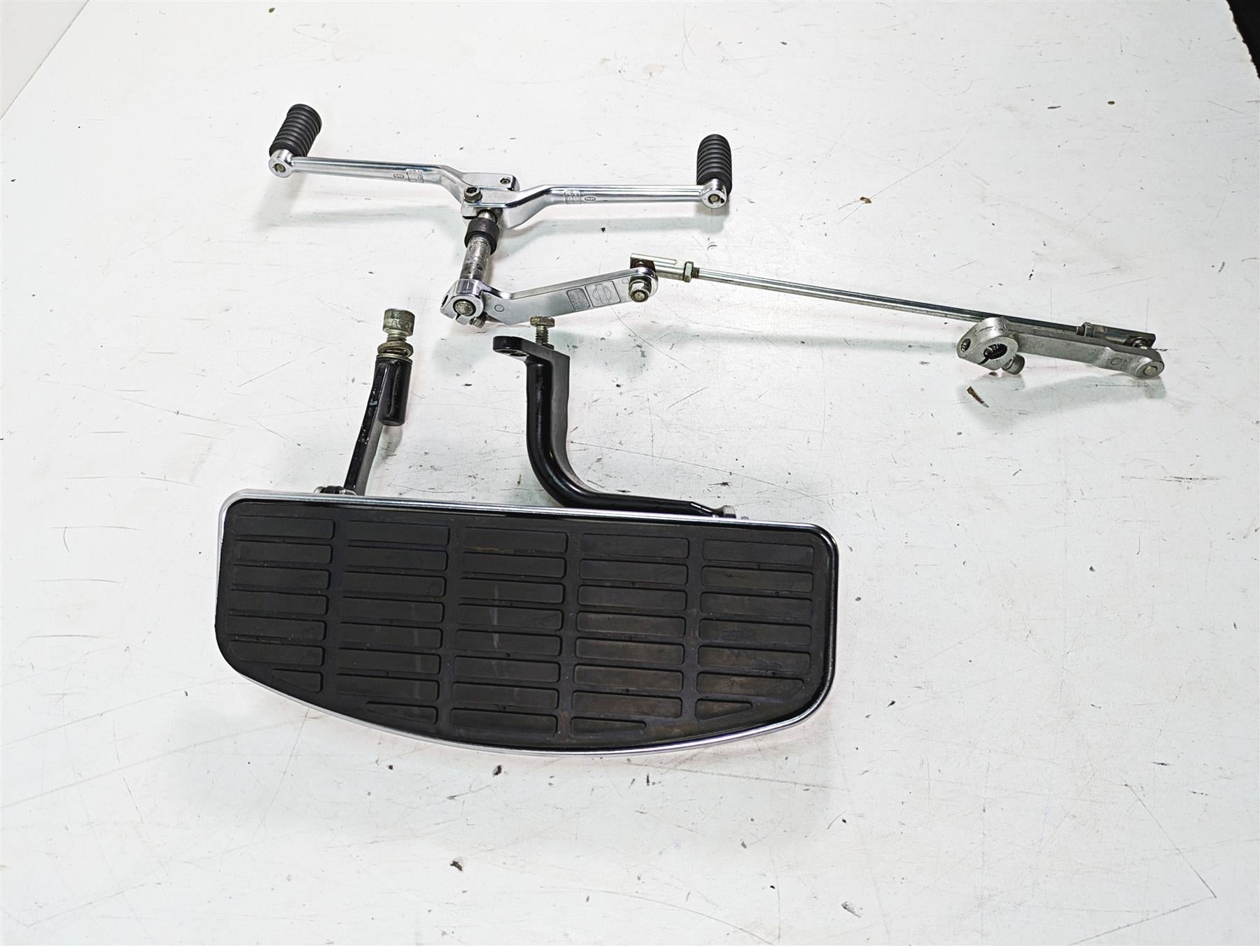 2008 Harley FLHTCU Electra Glide Left Bent Floor Board + Shift Lever 33895-82E {{ shop.shopifyCountryName }} - Mototech271