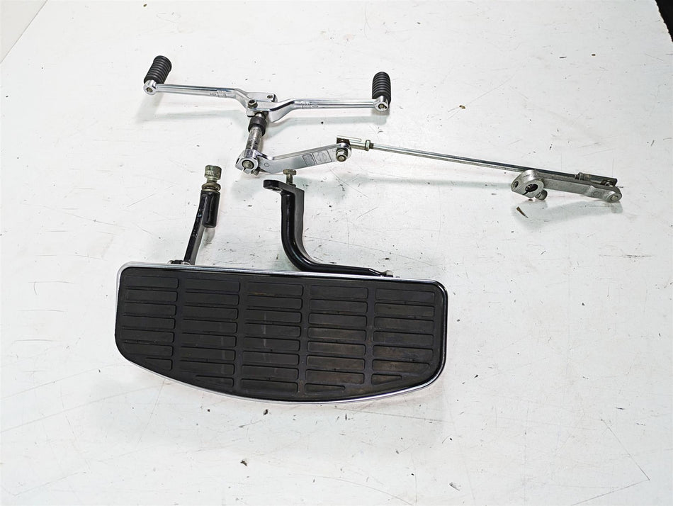 2008 Harley FLHTCU Electra Glide Left Bent Floor Board + Shift Lever 33895-82E {{ shop.shopifyCountryName }} - Mototech271