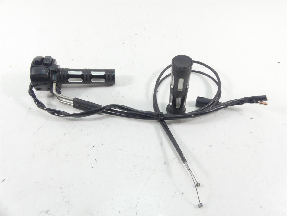 2012 Harley VRSCF Muscle Rod Right Hand Throttle Control Switch - Read 71684-06A {{ shop.shopifyCountryName }} - Mototech271