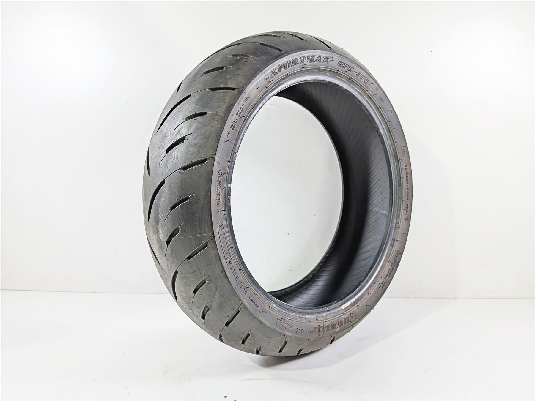 Used Motorcycle Rear Tire Dunlop 190/55R17 GPR-300 Sportmax DOT 1524 45067876 {{ shop.shopifyCountryName }} - Mototech271