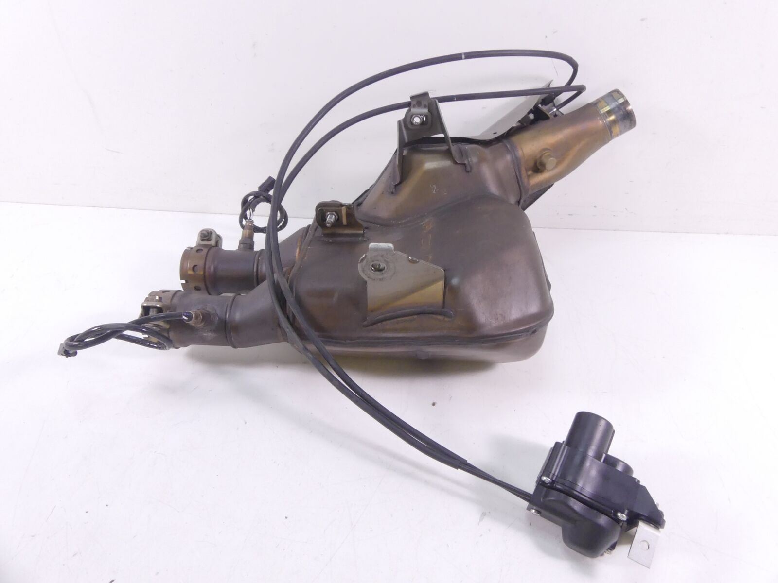 2015 Yamaha YZF-R1M Exhaust Pipe Mid Chamber & Servo Motor 2CR-14730-00-00 {{ shop.shopifyCountryName }} - Mototech271