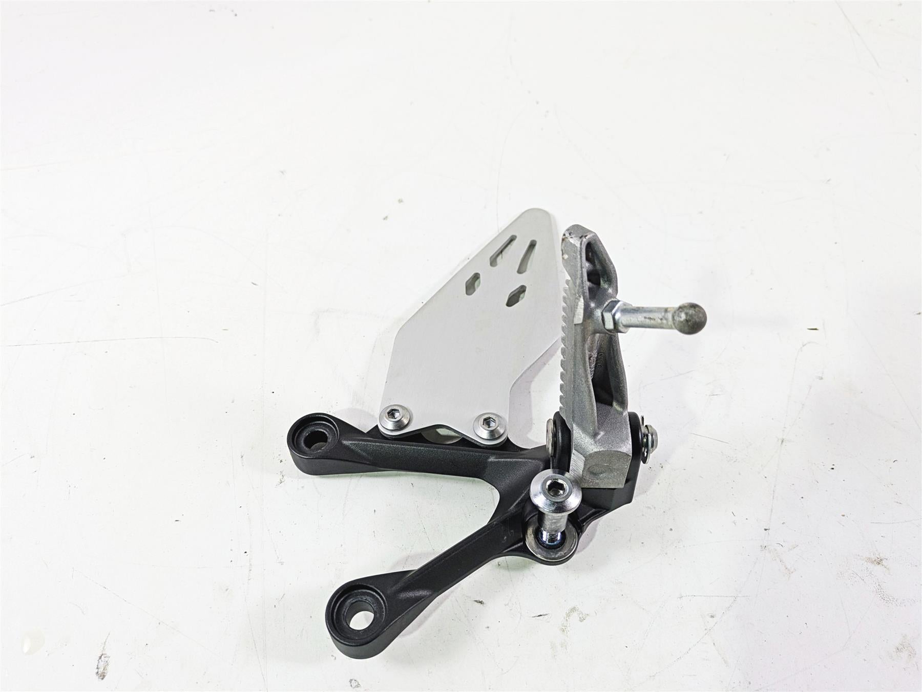 2024 Kawasaki ZX6R ZX636 Ninja Left Foot Peg + Mount & Guard 35063-0160-18R {{ shop.shopifyCountryName }} - Mototech271